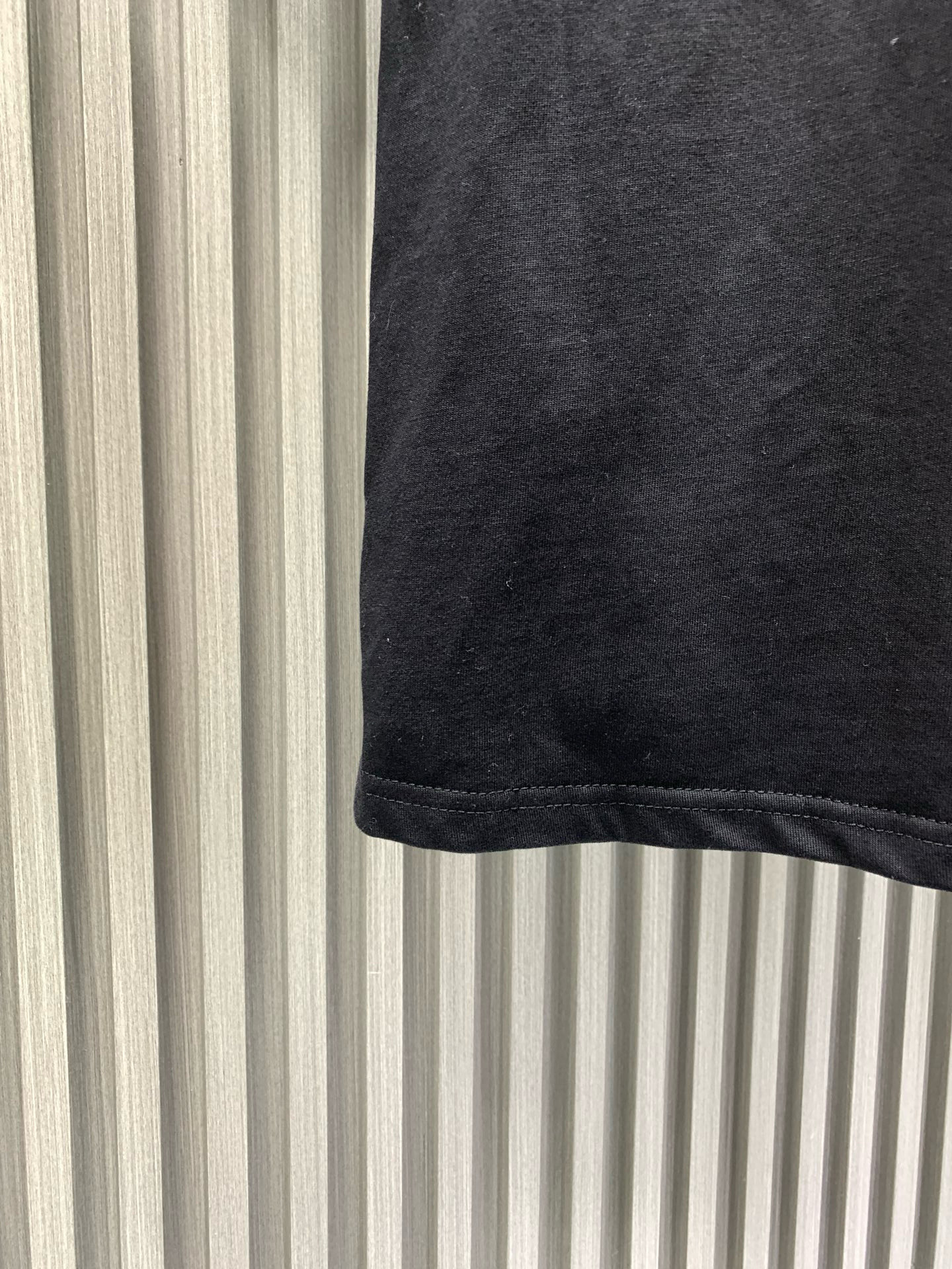 💰115🀄️   Louis Vuitton路易威登
LOUIS VUITTON 硅胶前后皮标纯棉短袖
采用100%纯棉  280克双股精梳棉面料
该款面料采用的是夏款短袖必用的面料
棉可让上身效果更为立体和透风性好
纶材料让可衣服久穿依旧保持弹性
皮标采用硅胶合成皮标面上带有品牌标志性LOGO
3D立体压花效果呈现出高端风格
后领标带有LV标志性LOGO
本款短袖圆领衫取材柔软棉质
为正面VVN 皮革贴饰压印 LV Vers 标识
娓娓道出品牌皮具系列的悠久传承
后部小号LV皮革贴饰完善细节