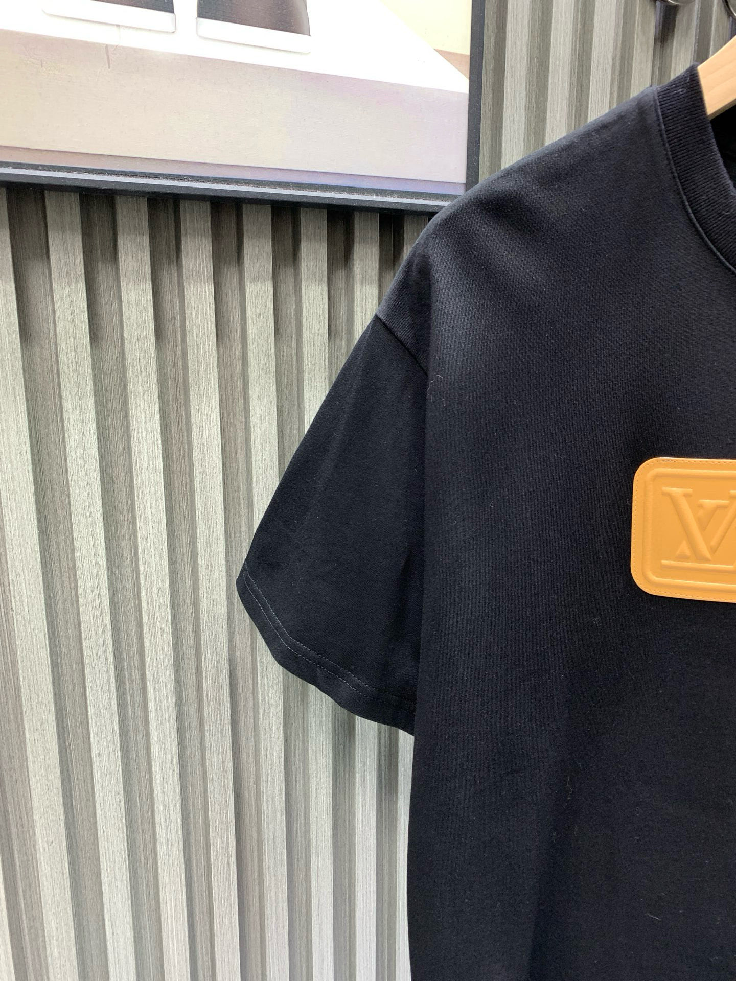 💰115🀄️   Louis Vuitton路易威登
LOUIS VUITTON 硅胶前后皮标纯棉短袖
采用100%纯棉  280克双股精梳棉面料
该款面料采用的是夏款短袖必用的面料
棉可让上身效果更为立体和透风性好
纶材料让可衣服久穿依旧保持弹性
皮标采用硅胶合成皮标面上带有品牌标志性LOGO
3D立体压花效果呈现出高端风格
后领标带有LV标志性LOGO
本款短袖圆领衫取材柔软棉质
为正面VVN 皮革贴饰压印 LV Vers 标识
娓娓道出品牌皮具系列的悠久传承
后部小号LV皮革贴饰完善细节