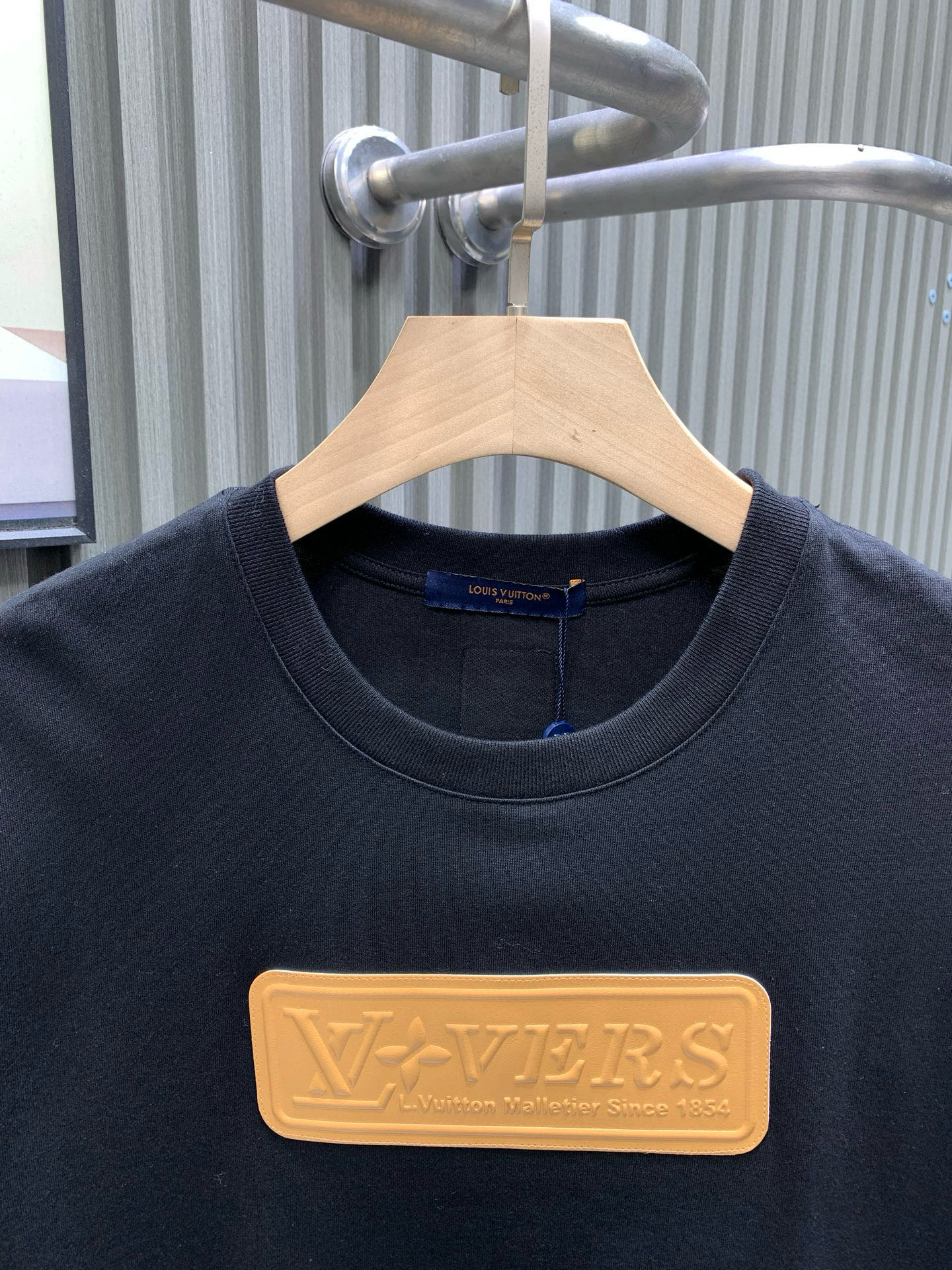 💰115🀄️   Louis Vuitton路易威登
LOUIS VUITTON 硅胶前后皮标纯棉短袖
采用100%纯棉  280克双股精梳棉面料
该款面料采用的是夏款短袖必用的面料
棉可让上身效果更为立体和透风性好
纶材料让可衣服久穿依旧保持弹性
皮标采用硅胶合成皮标面上带有品牌标志性LOGO
3D立体压花效果呈现出高端风格
后领标带有LV标志性LOGO
本款短袖圆领衫取材柔软棉质
为正面VVN 皮革贴饰压印 LV Vers 标识
娓娓道出品牌皮具系列的悠久传承
后部小号LV皮革贴饰完善细节