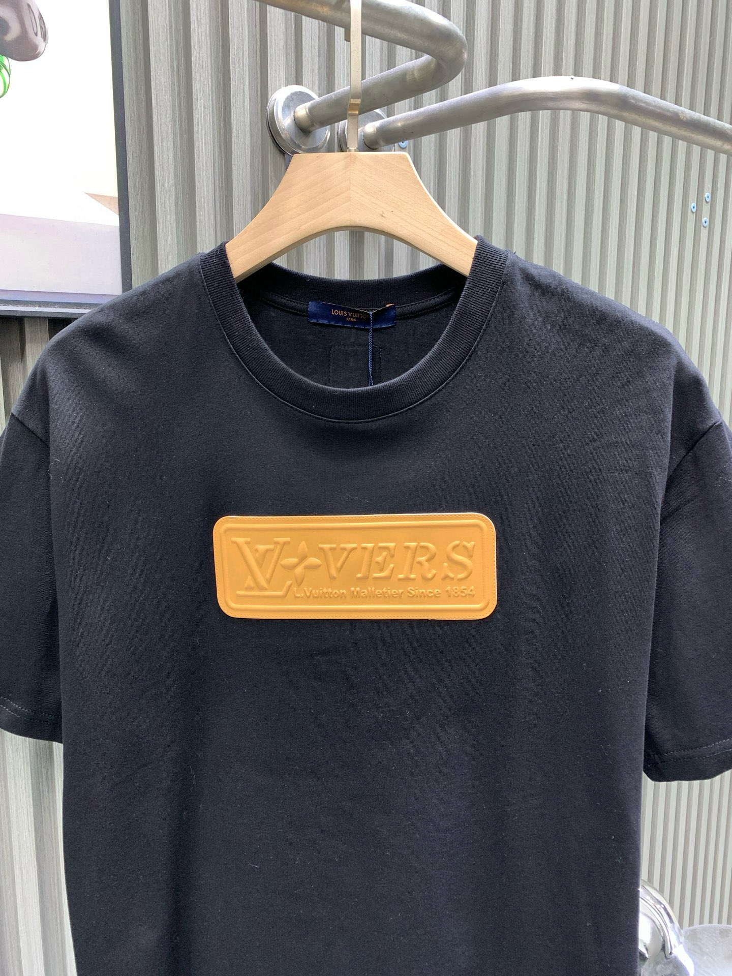 💰115🀄️   Louis Vuitton路易威登
LOUIS VUITTON 硅胶前后皮标纯棉短袖
采用100%纯棉  280克双股精梳棉面料
该款面料采用的是夏款短袖必用的面料
棉可让上身效果更为立体和透风性好
纶材料让可衣服久穿依旧保持弹性
皮标采用硅胶合成皮标面上带有品牌标志性LOGO
3D立体压花效果呈现出高端风格
后领标带有LV标志性LOGO
本款短袖圆领衫取材柔软棉质
为正面VVN 皮革贴饰压印 LV Vers 标识
娓娓道出品牌皮具系列的悠久传承
后部小号LV皮革贴饰完善细节