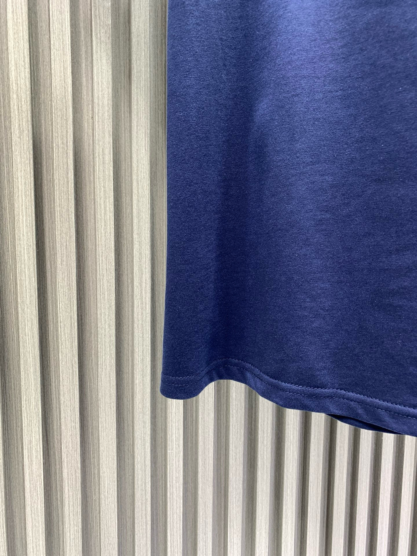 💰120🀄️   Louis Vuitton路易威登
1V 2025新款 1854钻字母棉质短袖
32支精棉平纹面料由精梳棉是经特殊工艺处理后制成其纤维更加细长且整齐
因此制成的面料在质感和耐用性上都有显著提升
纯棉材质具有优异的吸湿性  平纹面料触感柔软
穿着舒适  精梳棉的纤维结构更加紧密
因此制成的面料耐磨性更好  不易起球或变形
对花定位点缀图案  选钻是选择适合烫钻的钻石
排钻是将钻石按照设计好的图案排列在模板上
镶钻则是通过烫钻机固定在面料上
背面胶的颜色应均匀一致  且牢固度要高
结合了硅油的柔软性和弹力胶浆的高密度特性
材料具有优异的拉伸和恢复性能
在受到外力作用时能够迅速恢复原状
保持图案的完整性和清晰度