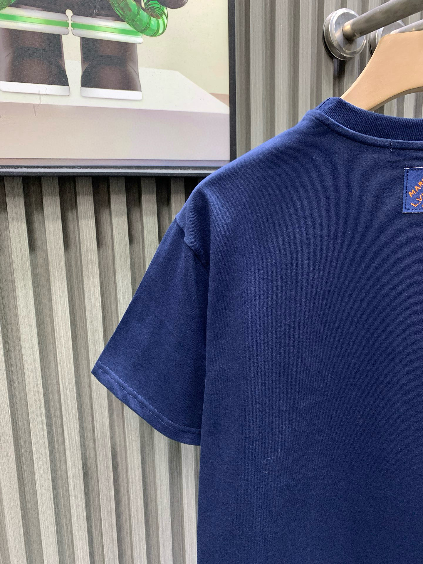 💰120🀄️   Louis Vuitton路易威登
1V 2025新款 1854钻字母棉质短袖
32支精棉平纹面料由精梳棉是经特殊工艺处理后制成其纤维更加细长且整齐
因此制成的面料在质感和耐用性上都有显著提升
纯棉材质具有优异的吸湿性  平纹面料触感柔软
穿着舒适  精梳棉的纤维结构更加紧密
因此制成的面料耐磨性更好  不易起球或变形
对花定位点缀图案  选钻是选择适合烫钻的钻石
排钻是将钻石按照设计好的图案排列在模板上
镶钻则是通过烫钻机固定在面料上
背面胶的颜色应均匀一致  且牢固度要高
结合了硅油的柔软性和弹力胶浆的高密度特性
材料具有优异的拉伸和恢复性能
在受到外力作用时能够迅速恢复原状
保持图案的完整性和清晰度