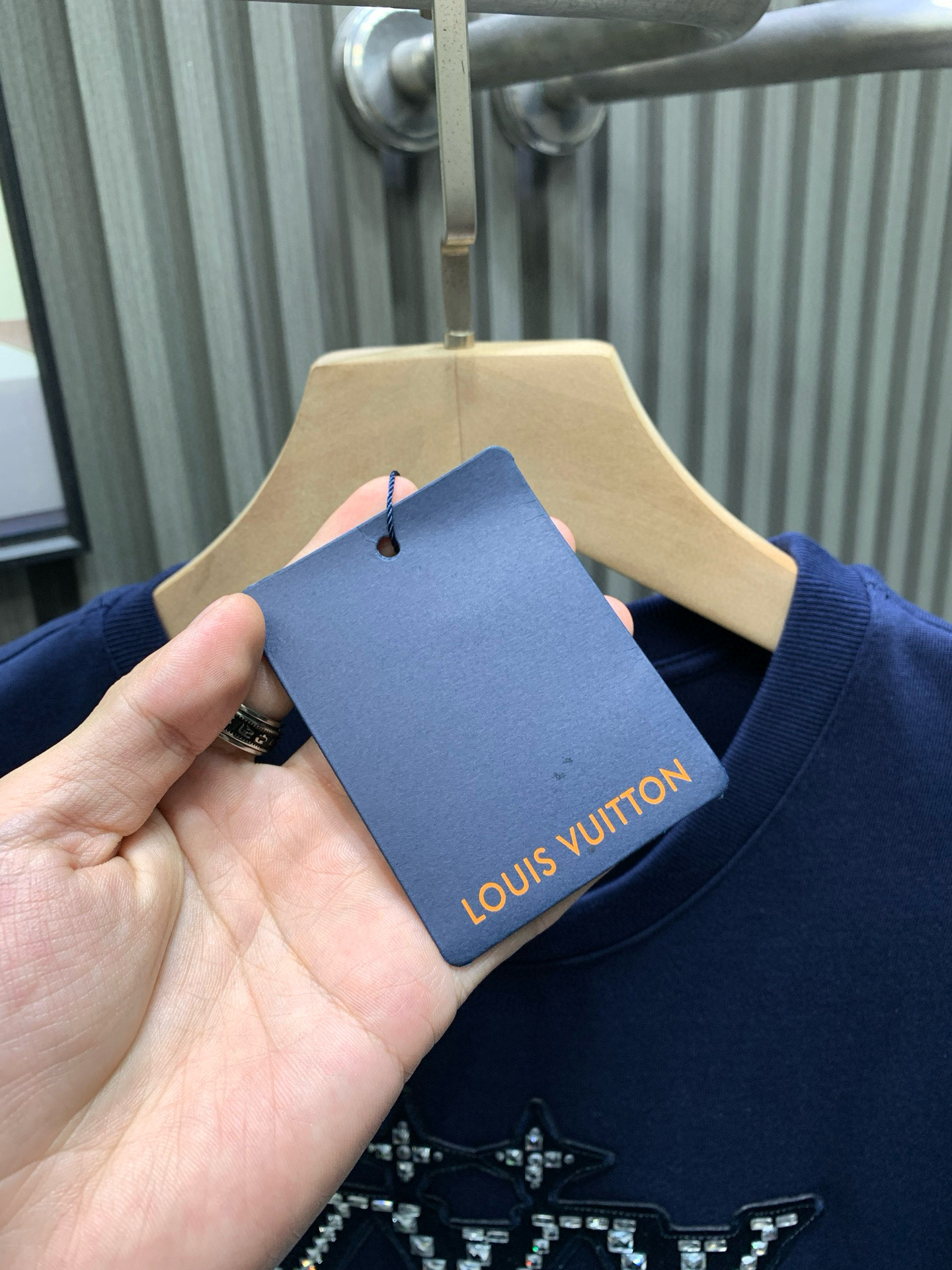 💰120🀄️   Louis Vuitton路易威登
1V 2025新款 1854钻字母棉质短袖
32支精棉平纹面料由精梳棉是经特殊工艺处理后制成其纤维更加细长且整齐
因此制成的面料在质感和耐用性上都有显著提升
纯棉材质具有优异的吸湿性  平纹面料触感柔软
穿着舒适  精梳棉的纤维结构更加紧密
因此制成的面料耐磨性更好  不易起球或变形
对花定位点缀图案  选钻是选择适合烫钻的钻石
排钻是将钻石按照设计好的图案排列在模板上
镶钻则是通过烫钻机固定在面料上
背面胶的颜色应均匀一致  且牢固度要高
结合了硅油的柔软性和弹力胶浆的高密度特性
材料具有优异的拉伸和恢复性能
在受到外力作用时能够迅速恢复原状
保持图案的完整性和清晰度