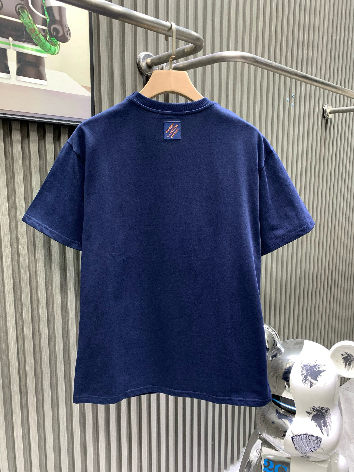 💰120🀄️   Louis Vuitton路易威登
1V 2025新款 1854钻字母棉质短袖
32支精棉平纹面料由精梳棉是经特殊工艺处理后制成其纤维更加细长且整齐
因此制成的面料在质感和耐用性上都有显著提升
纯棉材质具有优异的吸湿性  平纹面料触感柔软
穿着舒适  精梳棉的纤维结构更加紧密
因此制成的面料耐磨性更好  不易起球或变形
对花定位点缀图案  选钻是选择适合烫钻的钻石
排钻是将钻石按照设计好的图案排列在模板上
镶钻则是通过烫钻机固定在面料上
背面胶的颜色应均匀一致  且牢固度要高
结合了硅油的柔软性和弹力胶浆的高密度特性
材料具有优异的拉伸和恢复性能
在受到外力作用时能够迅速恢复原状
保持图案的完整性和清晰度