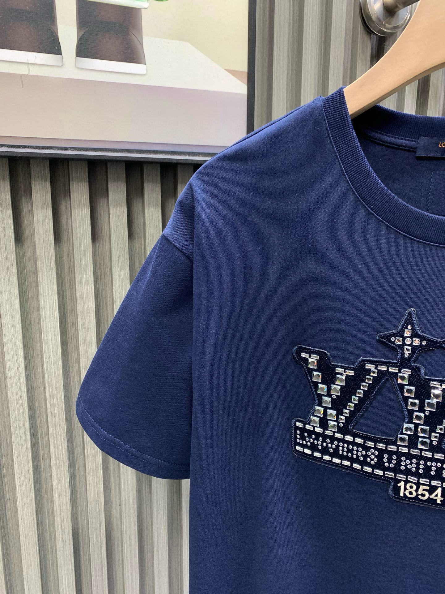 💰120🀄️   Louis Vuitton路易威登
1V 2025新款 1854钻字母棉质短袖
32支精棉平纹面料由精梳棉是经特殊工艺处理后制成其纤维更加细长且整齐
因此制成的面料在质感和耐用性上都有显著提升
纯棉材质具有优异的吸湿性  平纹面料触感柔软
穿着舒适  精梳棉的纤维结构更加紧密
因此制成的面料耐磨性更好  不易起球或变形
对花定位点缀图案  选钻是选择适合烫钻的钻石
排钻是将钻石按照设计好的图案排列在模板上
镶钻则是通过烫钻机固定在面料上
背面胶的颜色应均匀一致  且牢固度要高
结合了硅油的柔软性和弹力胶浆的高密度特性
材料具有优异的拉伸和恢复性能
在受到外力作用时能够迅速恢复原状
保持图案的完整性和清晰度