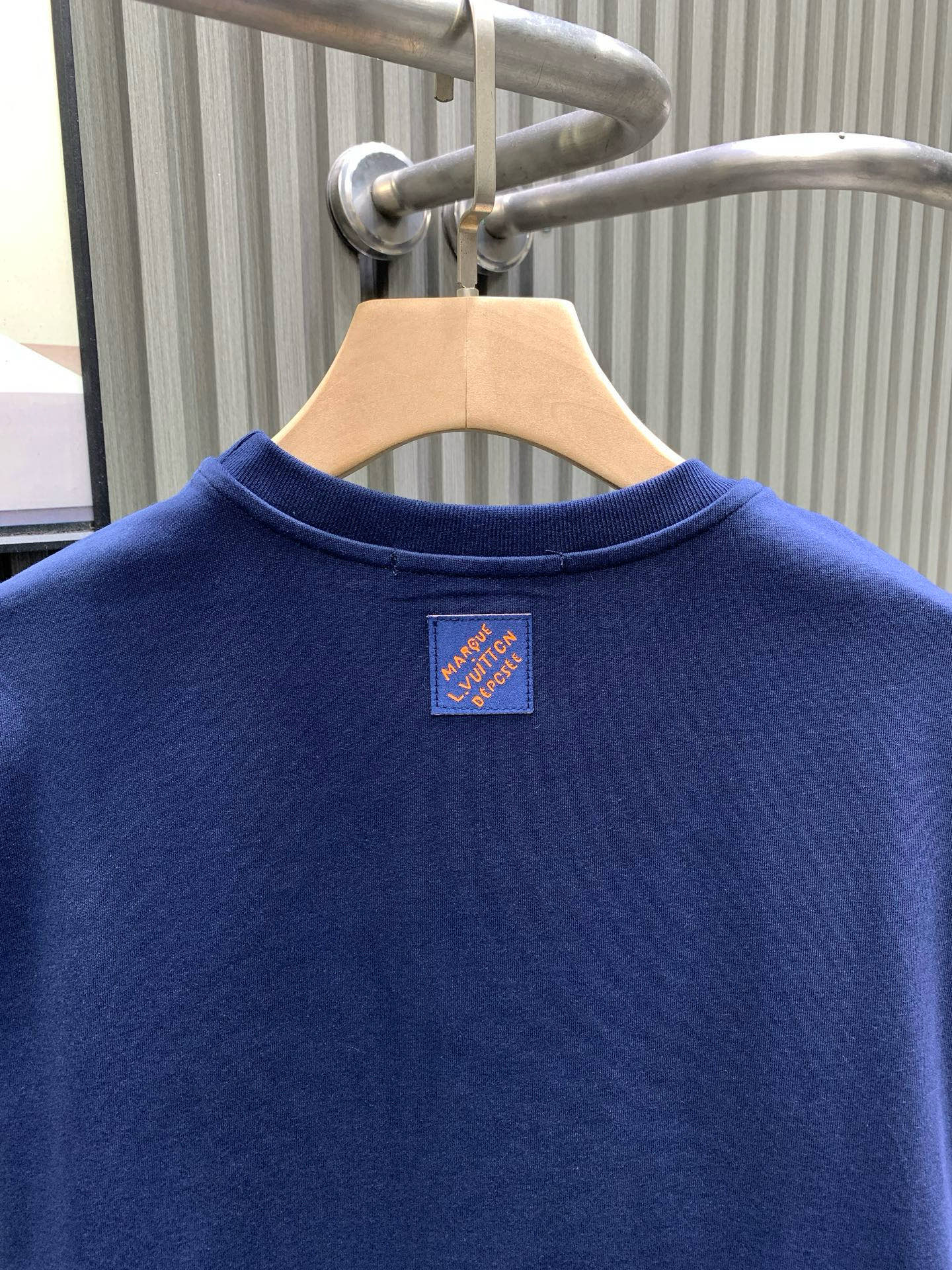 💰120🀄️   Louis Vuitton路易威登
1V 2025新款 1854钻字母棉质短袖
32支精棉平纹面料由精梳棉是经特殊工艺处理后制成其纤维更加细长且整齐
因此制成的面料在质感和耐用性上都有显著提升
纯棉材质具有优异的吸湿性  平纹面料触感柔软
穿着舒适  精梳棉的纤维结构更加紧密
因此制成的面料耐磨性更好  不易起球或变形
对花定位点缀图案  选钻是选择适合烫钻的钻石
排钻是将钻石按照设计好的图案排列在模板上
镶钻则是通过烫钻机固定在面料上
背面胶的颜色应均匀一致  且牢固度要高
结合了硅油的柔软性和弹力胶浆的高密度特性
材料具有优异的拉伸和恢复性能
在受到外力作用时能够迅速恢复原状
保持图案的完整性和清晰度