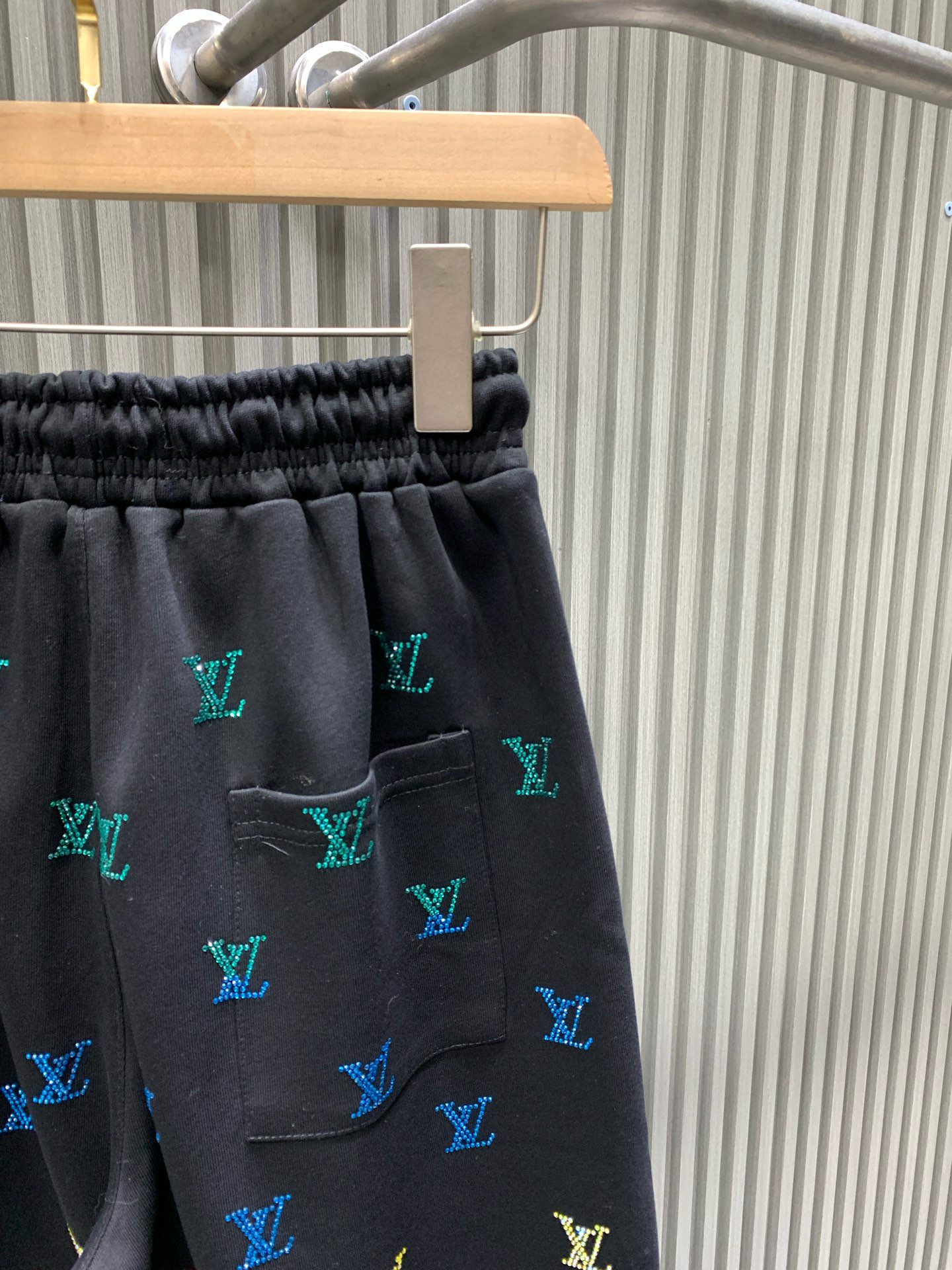 💰115🀄️  Louis Vuitton路易威登，官网原单货🔥 21V简约时尚 夏季夏款短裤休闲裤，满副贴钻设计，身穿着非常舒适 低调不失奢华 穿出去非常有档次,裤型款式和裁剪亦无需多言 上身精致跃然.真正一等一顶级质料 真正殿堂级的休闲裤松紧裤,选用土耳其的棉花 生产出最有名的单宁布 品质卓然,经过重水洗使得裤子很柔软！直脚的版型 不挑人 上身绝对的有型 裤腰达人设计 极度奢华