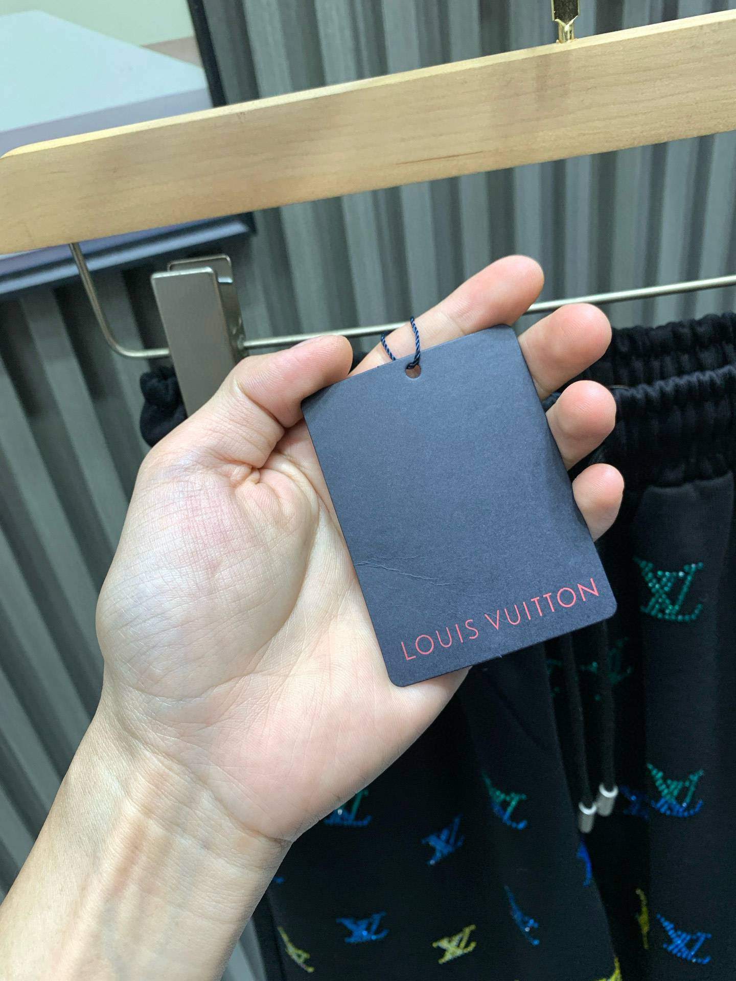 💰115🀄️  Louis Vuitton路易威登，官网原单货🔥 21V简约时尚 夏季夏款短裤休闲裤，满副贴钻设计，身穿着非常舒适 低调不失奢华 穿出去非常有档次,裤型款式和裁剪亦无需多言 上身精致跃然.真正一等一顶级质料 真正殿堂级的休闲裤松紧裤,选用土耳其的棉花 生产出最有名的单宁布 品质卓然,经过重水洗使得裤子很柔软！直脚的版型 不挑人 上身绝对的有型 裤腰达人设计 极度奢华