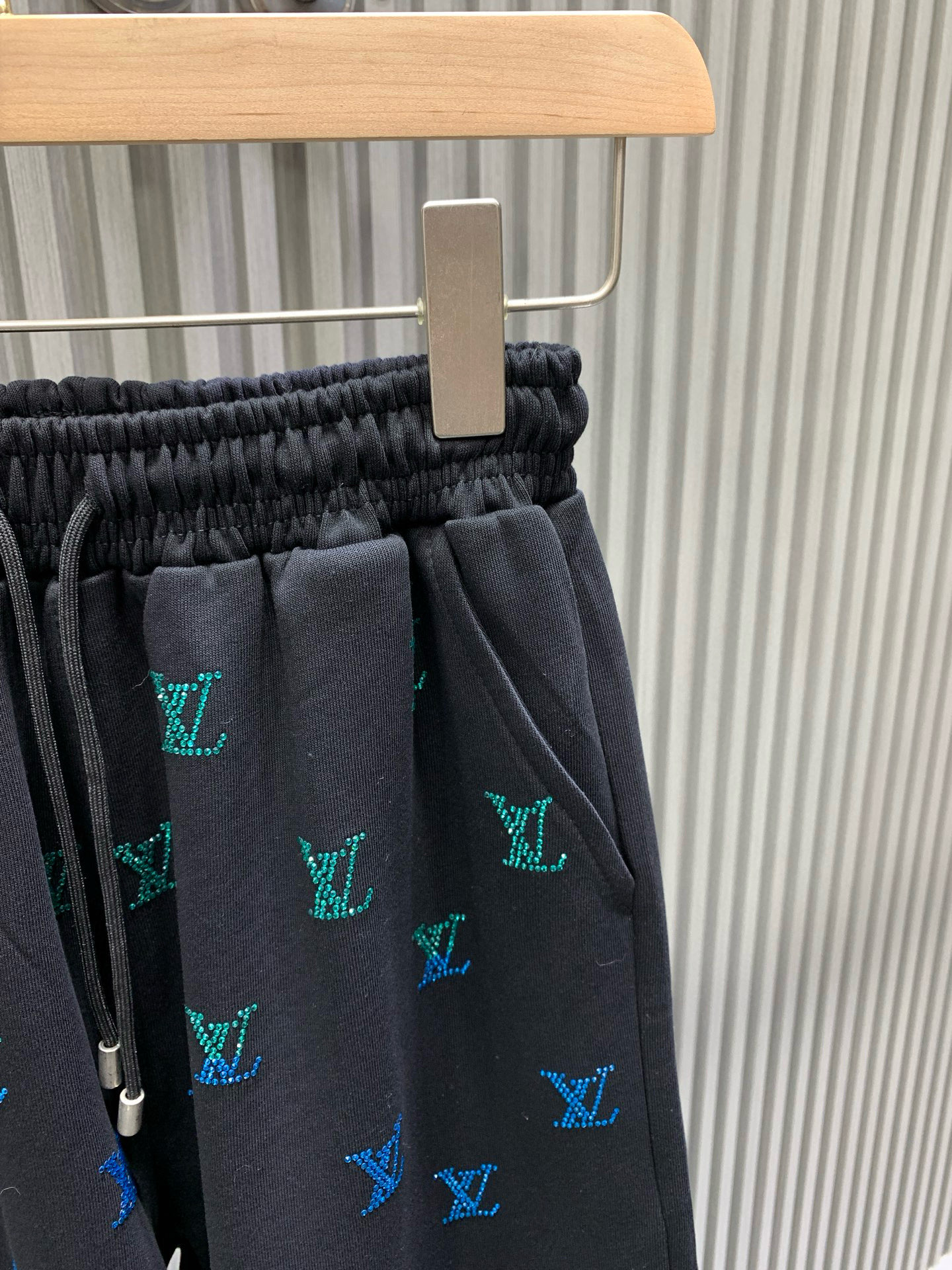 💰115🀄️  Louis Vuitton路易威登，官网原单货🔥 21V简约时尚 夏季夏款短裤休闲裤，满副贴钻设计，身穿着非常舒适 低调不失奢华 穿出去非常有档次,裤型款式和裁剪亦无需多言 上身精致跃然.真正一等一顶级质料 真正殿堂级的休闲裤松紧裤,选用土耳其的棉花 生产出最有名的单宁布 品质卓然,经过重水洗使得裤子很柔软！直脚的版型 不挑人 上身绝对的有型 裤腰达人设计 极度奢华