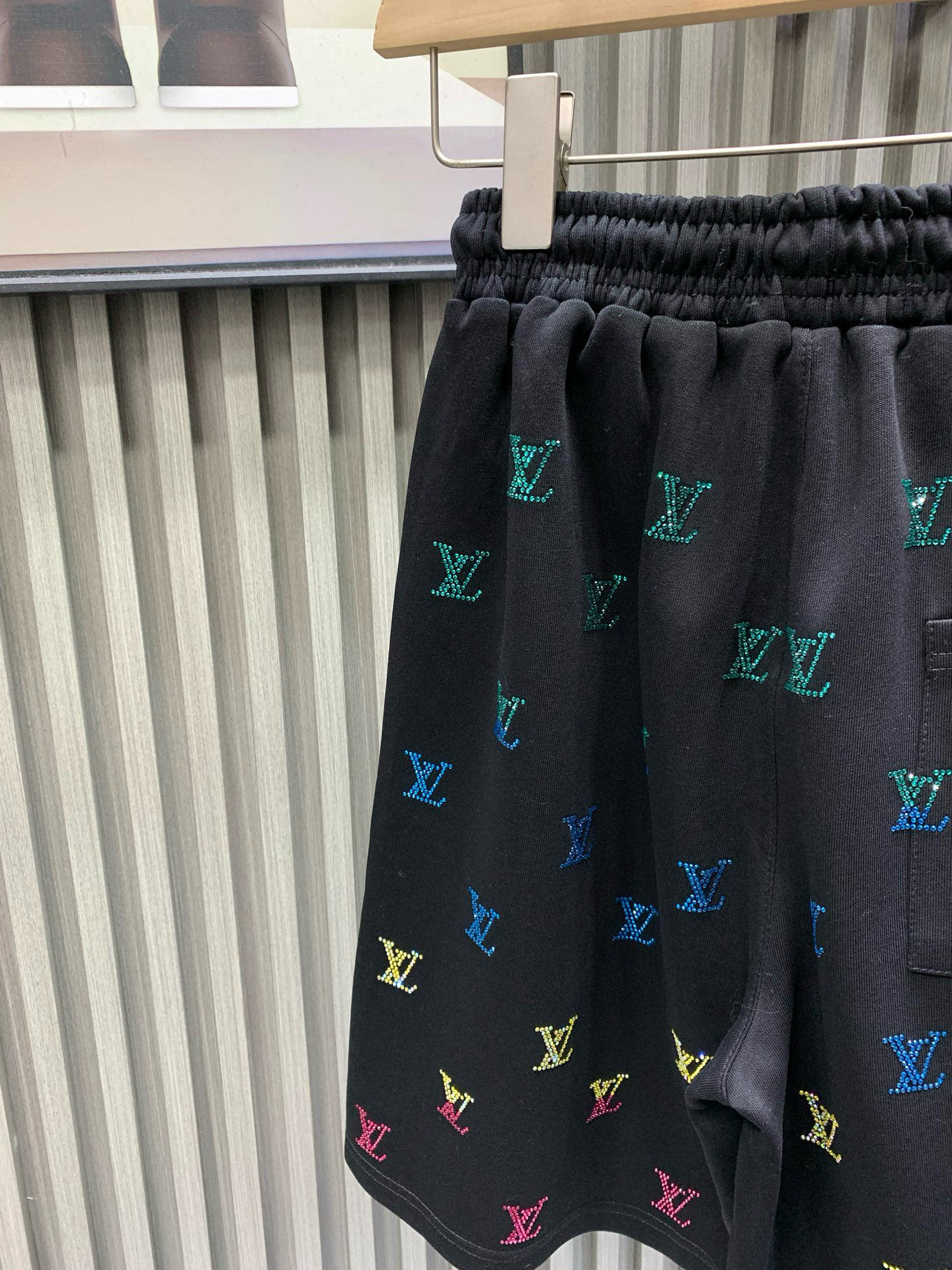 💰115🀄️  Louis Vuitton路易威登，官网原单货🔥 21V简约时尚 夏季夏款短裤休闲裤，满副贴钻设计，身穿着非常舒适 低调不失奢华 穿出去非常有档次,裤型款式和裁剪亦无需多言 上身精致跃然.真正一等一顶级质料 真正殿堂级的休闲裤松紧裤,选用土耳其的棉花 生产出最有名的单宁布 品质卓然,经过重水洗使得裤子很柔软！直脚的版型 不挑人 上身绝对的有型 裤腰达人设计 极度奢华