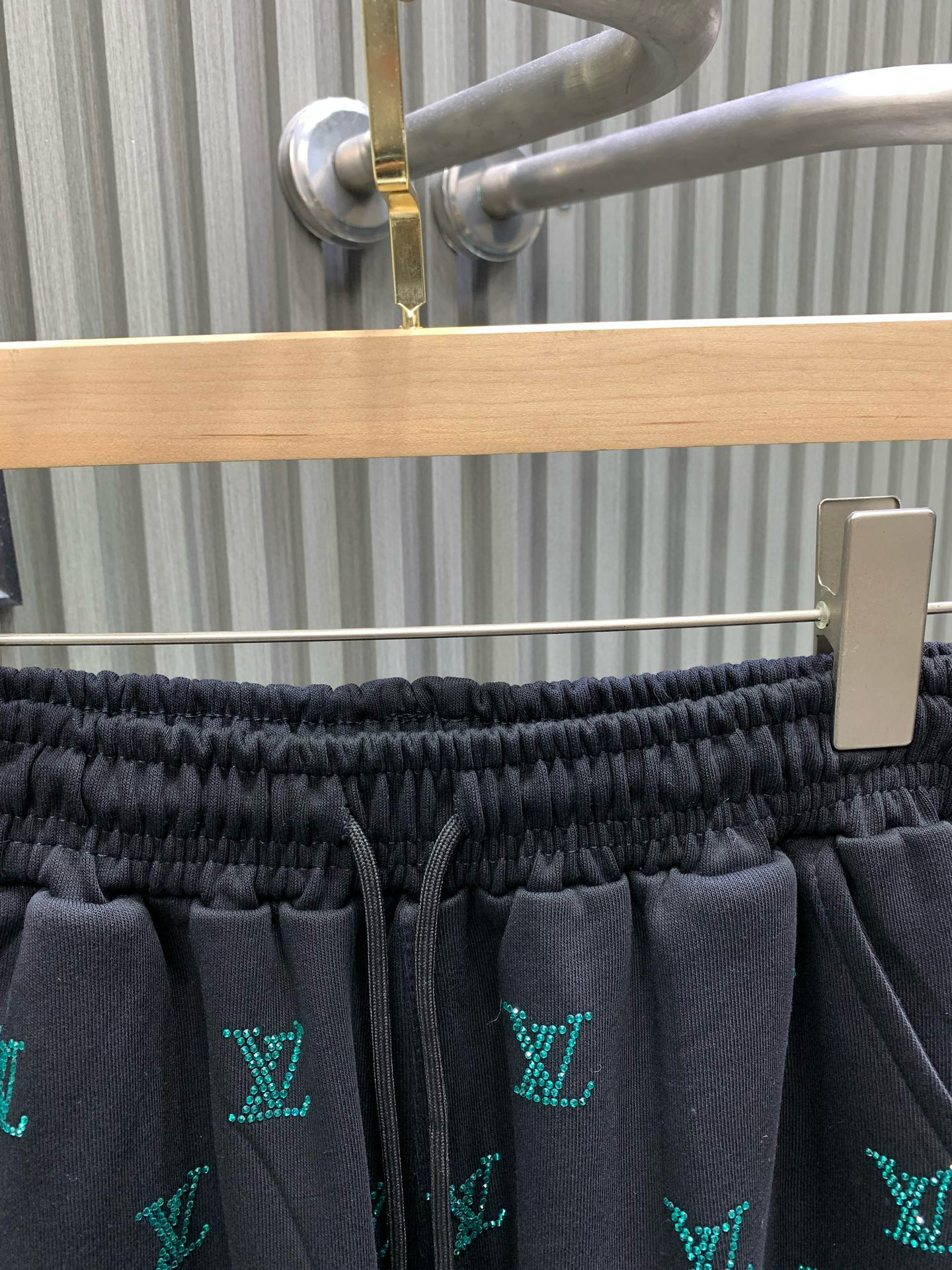 💰115🀄️  Louis Vuitton路易威登，官网原单货🔥 21V简约时尚 夏季夏款短裤休闲裤，满副贴钻设计，身穿着非常舒适 低调不失奢华 穿出去非常有档次,裤型款式和裁剪亦无需多言 上身精致跃然.真正一等一顶级质料 真正殿堂级的休闲裤松紧裤,选用土耳其的棉花 生产出最有名的单宁布 品质卓然,经过重水洗使得裤子很柔软！直脚的版型 不挑人 上身绝对的有型 裤腰达人设计 极度奢华