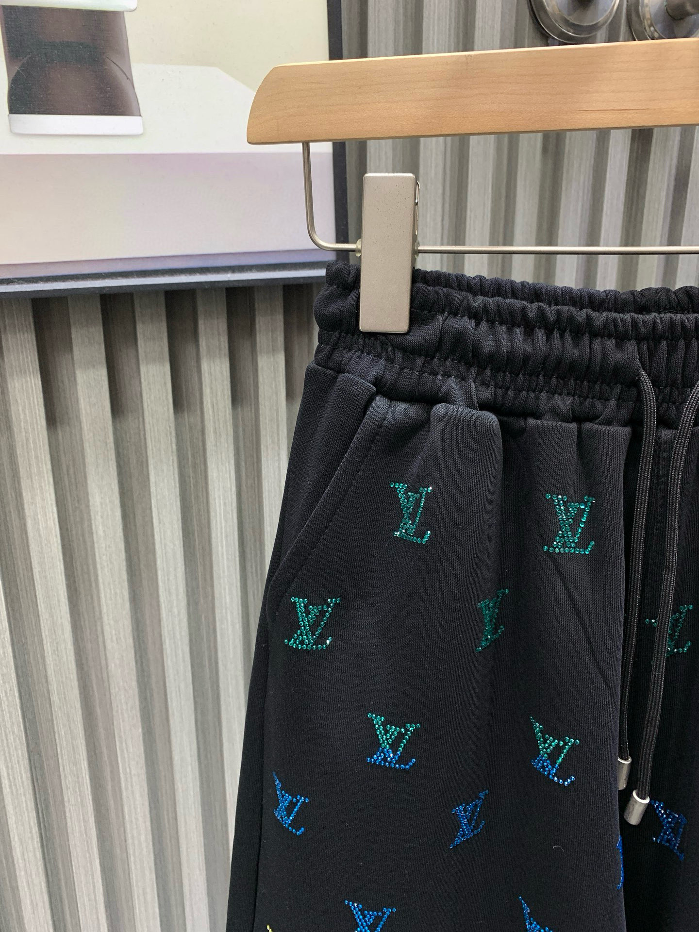 💰115🀄️  Louis Vuitton路易威登，官网原单货🔥 21V简约时尚 夏季夏款短裤休闲裤，满副贴钻设计，身穿着非常舒适 低调不失奢华 穿出去非常有档次,裤型款式和裁剪亦无需多言 上身精致跃然.真正一等一顶级质料 真正殿堂级的休闲裤松紧裤,选用土耳其的棉花 生产出最有名的单宁布 品质卓然,经过重水洗使得裤子很柔软！直脚的版型 不挑人 上身绝对的有型 裤腰达人设计 极度奢华