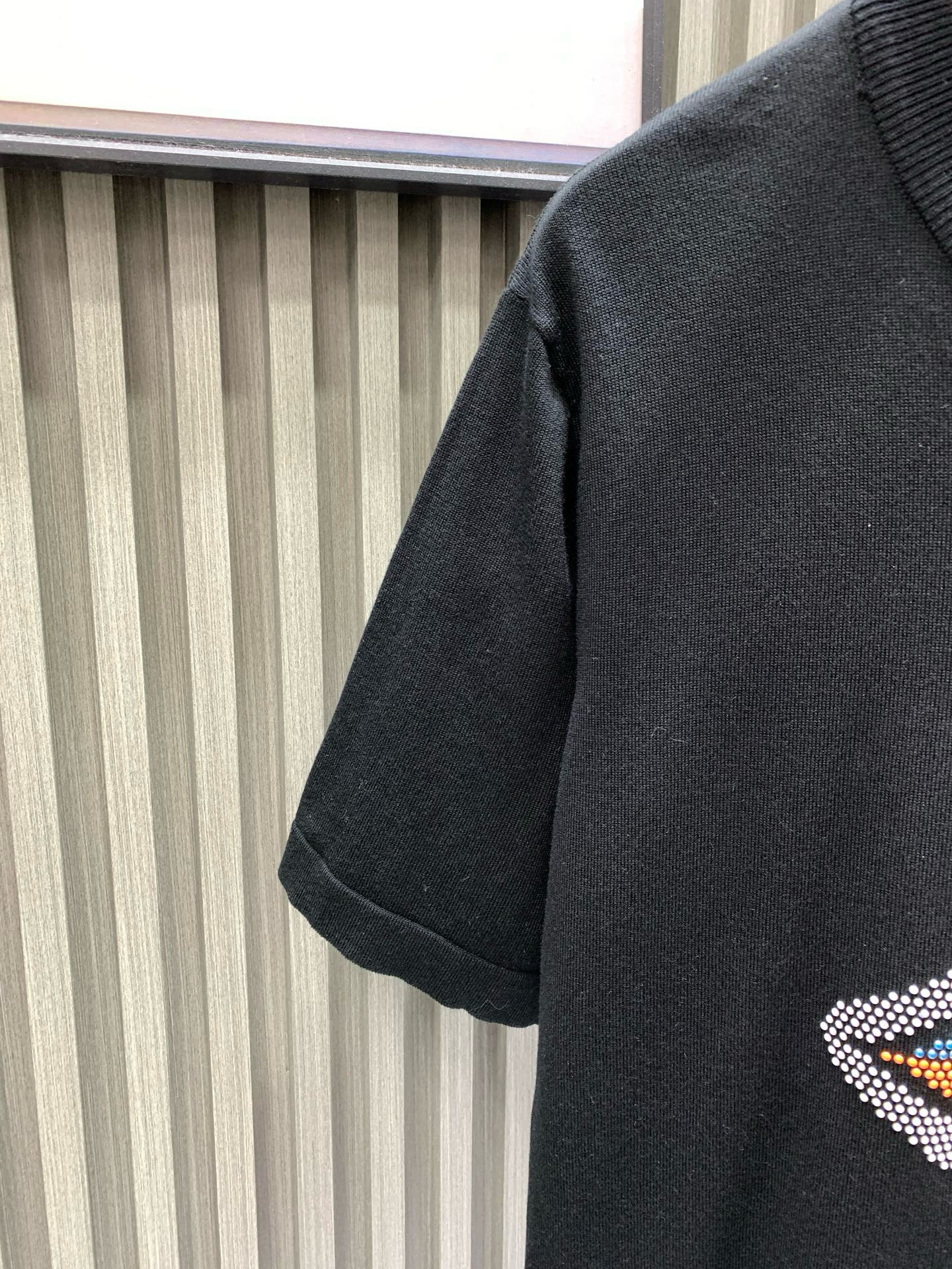 💰120🀄️   Louis Vuitton路易威登
LV路易威登四叶草烫钻针织短袖  YB购入打版
采用定制32支精梳棉双纱面料  同缸1*1索拉纳罗纹
面料酵洗  胸前四叶草烫钻图案点缀
为胸前融入明丽 3D Monogram 花卉
再以手写体路易威登标识点明品牌身份可与同季下装搭配营造时尚造型  短袖不在千篇一律的大众脸
而是一定要独特吸引人的眼球
这一款短袖品相品质都在线  舒适度
一如既往的版型  时髦度  包括面料  裁剪工艺上
都是下足了功夫  300克针织面料  纯棉透气，
日常穿着非常清爽穿感舒适
领口的罗纹针织平整紧密  随意折腾都不会领口歪斜宽松版型  上身你就会发现真的好好看
整体极简利落  超级日常百搭定制辅料
三标齐全  男女同款