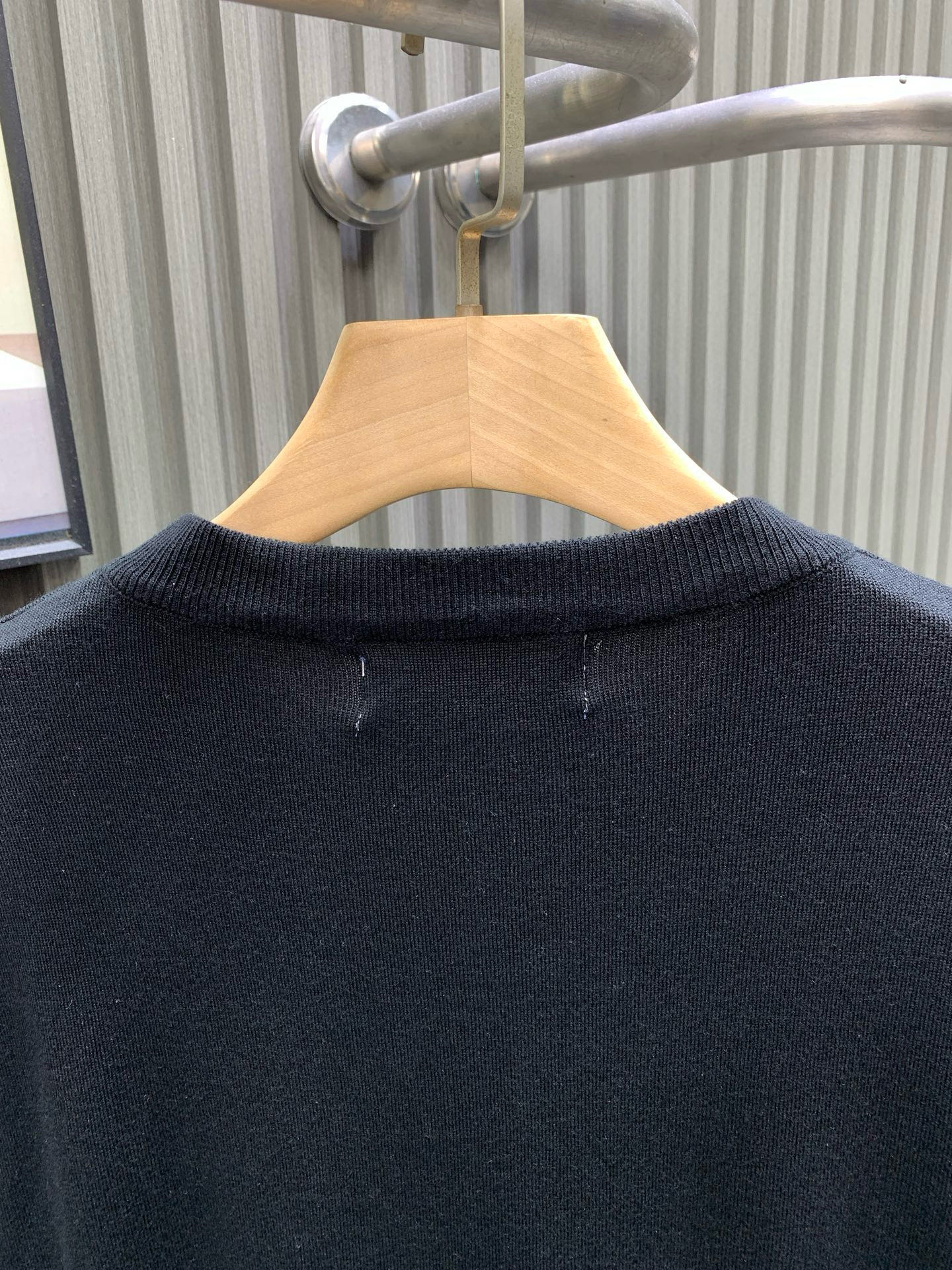 💰120🀄️   Louis Vuitton路易威登
LV路易威登四叶草烫钻针织短袖  YB购入打版
采用定制32支精梳棉双纱面料  同缸1*1索拉纳罗纹
面料酵洗  胸前四叶草烫钻图案点缀
为胸前融入明丽 3D Monogram 花卉
再以手写体路易威登标识点明品牌身份可与同季下装搭配营造时尚造型  短袖不在千篇一律的大众脸
而是一定要独特吸引人的眼球
这一款短袖品相品质都在线  舒适度
一如既往的版型  时髦度  包括面料  裁剪工艺上
都是下足了功夫  300克针织面料  纯棉透气，
日常穿着非常清爽穿感舒适
领口的罗纹针织平整紧密  随意折腾都不会领口歪斜宽松版型  上身你就会发现真的好好看
整体极简利落  超级日常百搭定制辅料
三标齐全  男女同款