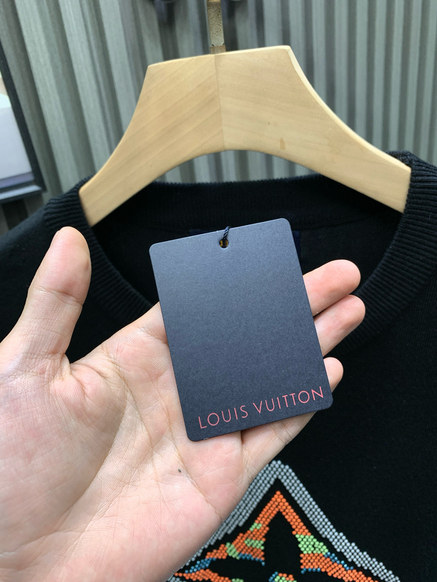 💰120🀄️   Louis Vuitton路易威登
LV路易威登四叶草烫钻针织短袖  YB购入打版
采用定制32支精梳棉双纱面料  同缸1*1索拉纳罗纹
面料酵洗  胸前四叶草烫钻图案点缀
为胸前融入明丽 3D Monogram 花卉
再以手写体路易威登标识点明品牌身份可与同季下装搭配营造时尚造型  短袖不在千篇一律的大众脸
而是一定要独特吸引人的眼球
这一款短袖品相品质都在线  舒适度
一如既往的版型  时髦度  包括面料  裁剪工艺上
都是下足了功夫  300克针织面料  纯棉透气，
日常穿着非常清爽穿感舒适
领口的罗纹针织平整紧密  随意折腾都不会领口歪斜宽松版型  上身你就会发现真的好好看
整体极简利落  超级日常百搭定制辅料
三标齐全  男女同款