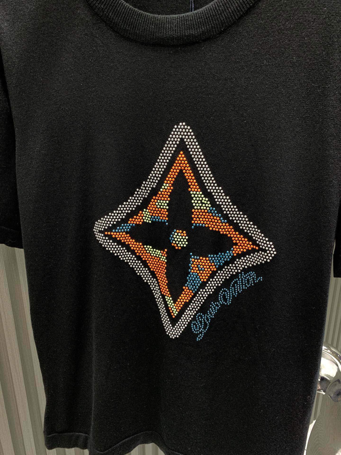 💰120🀄️   Louis Vuitton路易威登
LV路易威登四叶草烫钻针织短袖  YB购入打版
采用定制32支精梳棉双纱面料  同缸1*1索拉纳罗纹
面料酵洗  胸前四叶草烫钻图案点缀
为胸前融入明丽 3D Monogram 花卉
再以手写体路易威登标识点明品牌身份可与同季下装搭配营造时尚造型  短袖不在千篇一律的大众脸
而是一定要独特吸引人的眼球
这一款短袖品相品质都在线  舒适度
一如既往的版型  时髦度  包括面料  裁剪工艺上
都是下足了功夫  300克针织面料  纯棉透气，
日常穿着非常清爽穿感舒适
领口的罗纹针织平整紧密  随意折腾都不会领口歪斜宽松版型  上身你就会发现真的好好看
整体极简利落  超级日常百搭定制辅料
三标齐全  男女同款