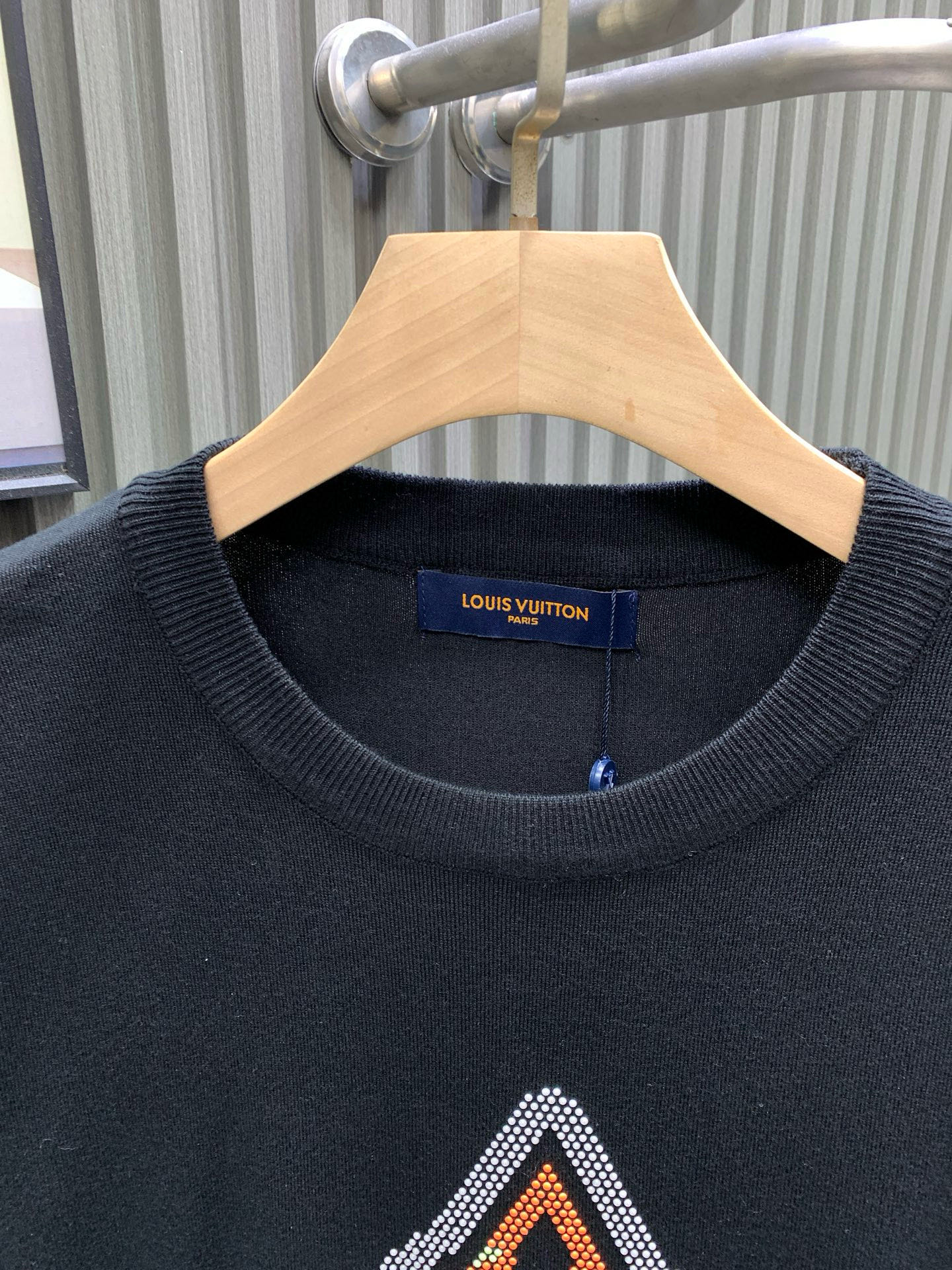 💰120🀄️   Louis Vuitton路易威登
LV路易威登四叶草烫钻针织短袖  YB购入打版
采用定制32支精梳棉双纱面料  同缸1*1索拉纳罗纹
面料酵洗  胸前四叶草烫钻图案点缀
为胸前融入明丽 3D Monogram 花卉
再以手写体路易威登标识点明品牌身份可与同季下装搭配营造时尚造型  短袖不在千篇一律的大众脸
而是一定要独特吸引人的眼球
这一款短袖品相品质都在线  舒适度
一如既往的版型  时髦度  包括面料  裁剪工艺上
都是下足了功夫  300克针织面料  纯棉透气，
日常穿着非常清爽穿感舒适
领口的罗纹针织平整紧密  随意折腾都不会领口歪斜宽松版型  上身你就会发现真的好好看
整体极简利落  超级日常百搭定制辅料
三标齐全  男女同款