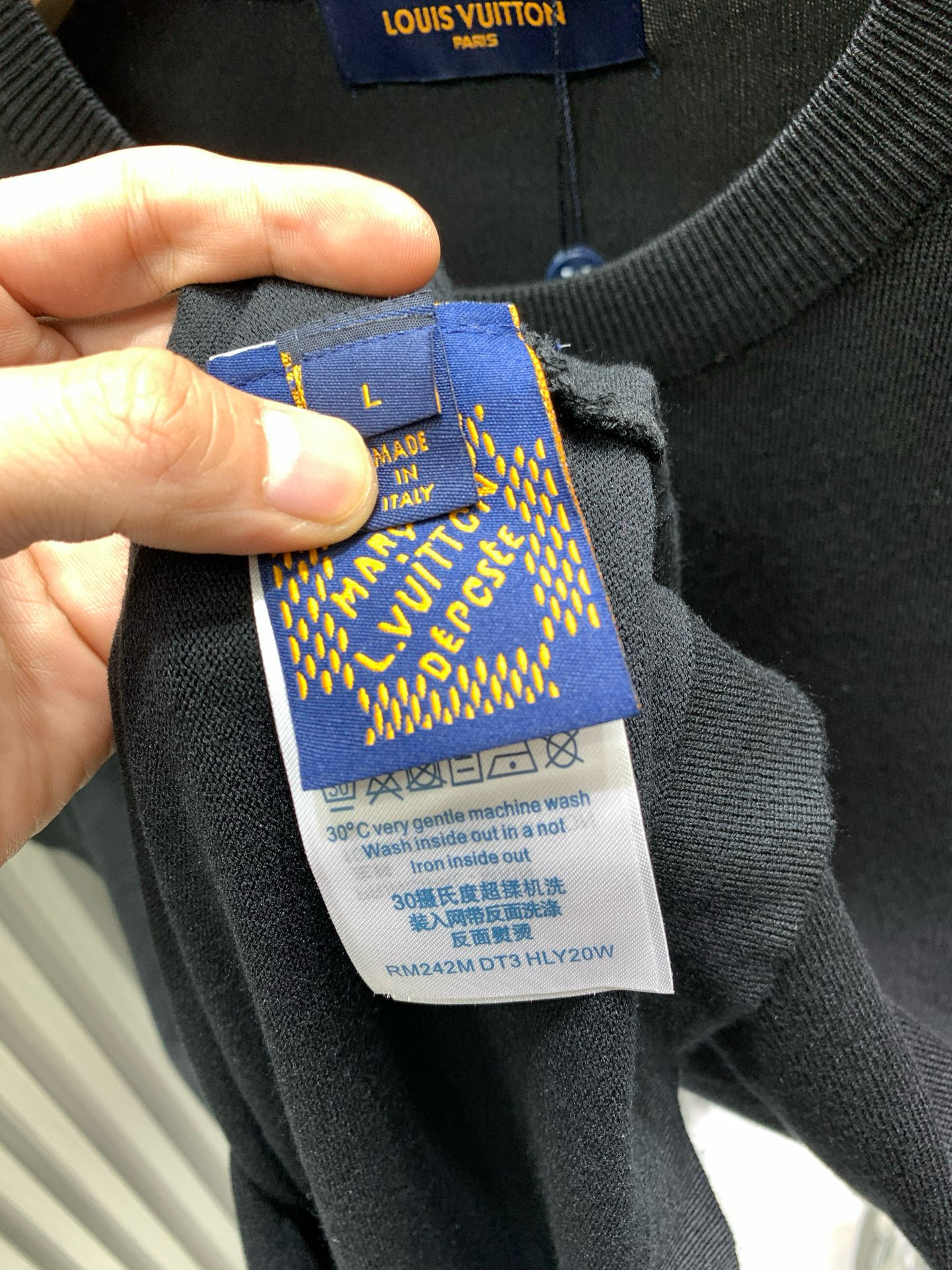 💰120🀄️   Louis Vuitton路易威登
LV路易威登四叶草烫钻针织短袖  YB购入打版
采用定制32支精梳棉双纱面料  同缸1*1索拉纳罗纹
面料酵洗  胸前四叶草烫钻图案点缀
为胸前融入明丽 3D Monogram 花卉
再以手写体路易威登标识点明品牌身份可与同季下装搭配营造时尚造型  短袖不在千篇一律的大众脸
而是一定要独特吸引人的眼球
这一款短袖品相品质都在线  舒适度
一如既往的版型  时髦度  包括面料  裁剪工艺上
都是下足了功夫  300克针织面料  纯棉透气，
日常穿着非常清爽穿感舒适
领口的罗纹针织平整紧密  随意折腾都不会领口歪斜宽松版型  上身你就会发现真的好好看
整体极简利落  超级日常百搭定制辅料
三标齐全  男女同款