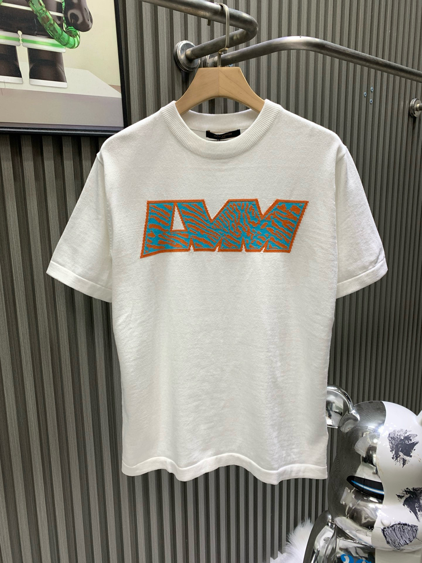 NO:743658,Louis vuitton Louis Vuitton 1v twill letter short-sleeved crew neck shirt. This T-shirt uses 14s intarsia technology. The logo is woven in contrasting colors. The flipped special effect stitching of the armholes injects new ideas. The mulberry silk intarsia label on the back presents a mirror effect. If the jacquard is presented using the reverse-to-forward process, the visual craftsmanship of the sweater can be made stronger. The contrast between the tissues makes the concave and convex texture more obvious. Clever use of the characteristics of yarn  The details reflected,,louis vuitton,louis vuitton,T-shirt,tees,t-shirt,19860909Louis vuitton路易威登 1v斜纹字母短袖圆领衫 本款t恤采用14s嵌花工艺 以反差色彩织就标识 袖孔的翻转专效果缝线注入新意 背后的桑蚕丝嵌花标签呈现镜面效果 提花利用以反为正的工艺呈现的话 能够使得毛衫视觉上工艺感受更加强烈 组织之间的对比变化使的凹凸肌理感更明显 巧妙的利用纱线的特性 体现出来的细节,,louis vuitton,louis vuitton,T-shirt,tees，t-shirt,,Men's clothing