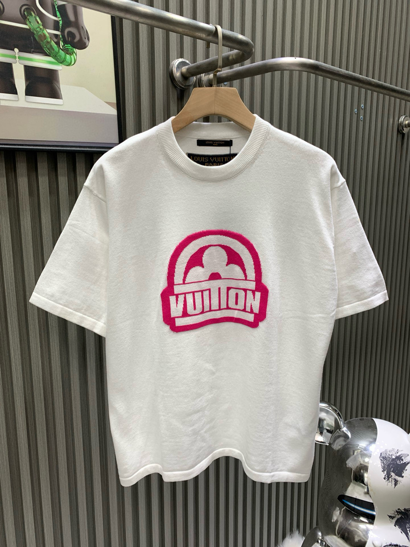 NO:743661,louis vuitton*Louis Vuitton lv cherry blossom pink four-leaf clover printed short-sleeved T-shirt New intarsia short-sleeved round-neck knitted T-shirt This cotton T-shirt uses jacquard technology on the front panel to depict LU logo letters and monogram floral patterns on the chest. The back panel is simple and generous, and the upper body is fresh and elegant. It is made of original board and exclusively customized 260g 32-count double yarn pure cotton fabric. The texture is very soft and comfortable. It is distinguished from the top fabrics in the market (does not shrink or deform)  ) with 320g 1x1 thread (fabric threads are dyed in the same cylinder, no color difference and not easy to deform) original customization collar label, wash mark, hang tag, packaging (perfect details) os dropped shoulder loose version, spring and summer latest brick cabinet synchronization, same style for men and women,, louis vuitton, louis vuitton, louis vuitton, T-shirt, tees, t-shirt,19860909louis vuitton*路易威登 lv樱花粉四叶草印花短袖t恤 新款嵌花短袖圆领针织t恤 本款棉质t恤前幅采用提花工艺 在胸前描绘lu logo 字母和monogram 花卉图案 后幅简单大方上身清新淡雅 采用原板独家定制260克32支双纱纯棉面料 质感非常柔软舒服 区别市场的顶级面料(不缩水 不变形 )搭配320克1x1螺纹(面料螺纹同缸定染无色差 不易变形)原版定制 领标 洗水唛 吊牌 包装(细节完美) os落肩宽松版型 春夏最新砖柜同步 男女同款,,louis vuitton,louis vuitton,louis vuitton,T-shirt,tees，t-shirt,,Men's clothing