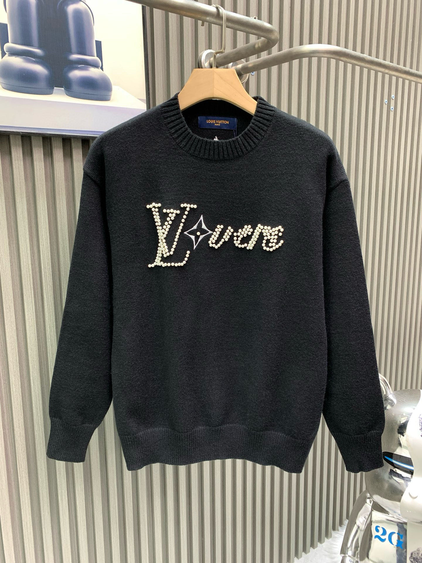 P170 Louis Vuitton路易威登 1v*/路易25新款菲董珍珠字母针织衫 LV Lovers 标识 并将Monogram 花卉刺绣融入其间 可搭配和成就换季时节的闲适之选 休闲版型 胸前呈现 LV Lovers 饰珍珠穿线缝制…