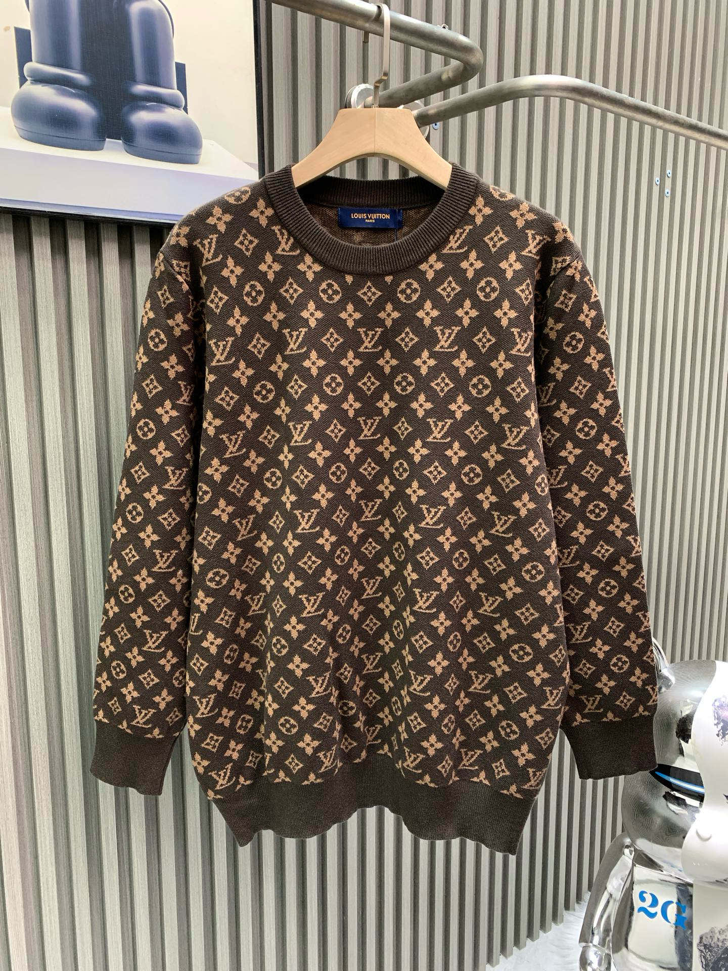 P160 Louis Vuitton路易威登 SS25秋季新品 LOUIS VUITTON路易威登 Logo嵌花圆领长袖针织衫 对色定染羊毛混纺棉纱线 高克重高密度超高品质 毛料柔软细腻亲肤 触感软糯丝滑 手感不是一般的赞 全部对色定染高…