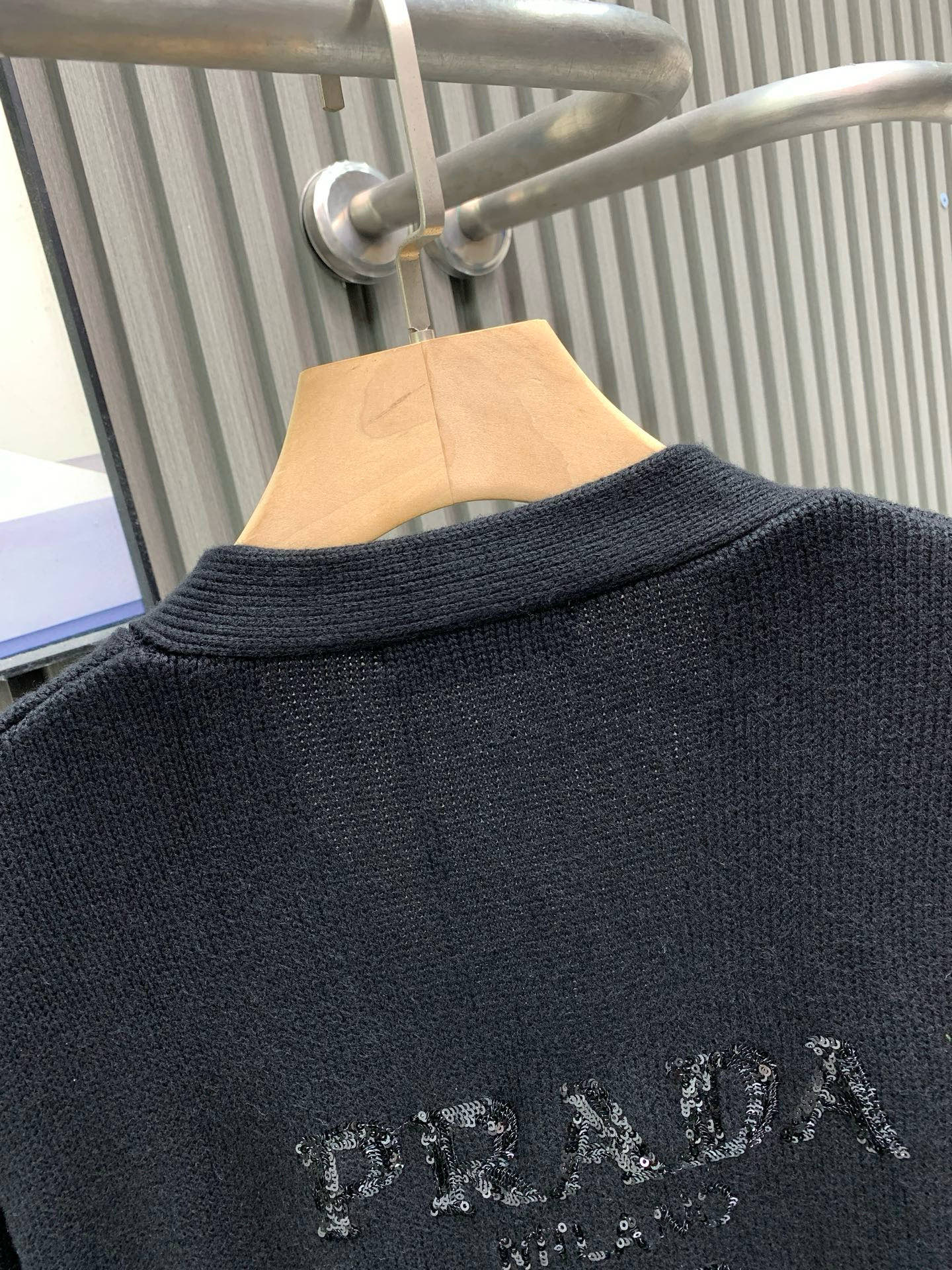 P260


🀄️   PRADA普拉达
V领针织开衫高克重高密度高品质
经典V领开衫重磅推荐的  真的很高级
微宽松修身版型顶级版本  天生的大牌气质
拿到手里就能感受出它的质感
全部对色定染高克重棉纱线  确保无色差
采用四空针织法  紧实又有质感
耐穿不变形不易起球
也具有柔软保暖的舒适感  单穿也不扎
想要层次感里面可以内搭衬衫T恤毛衣都可以