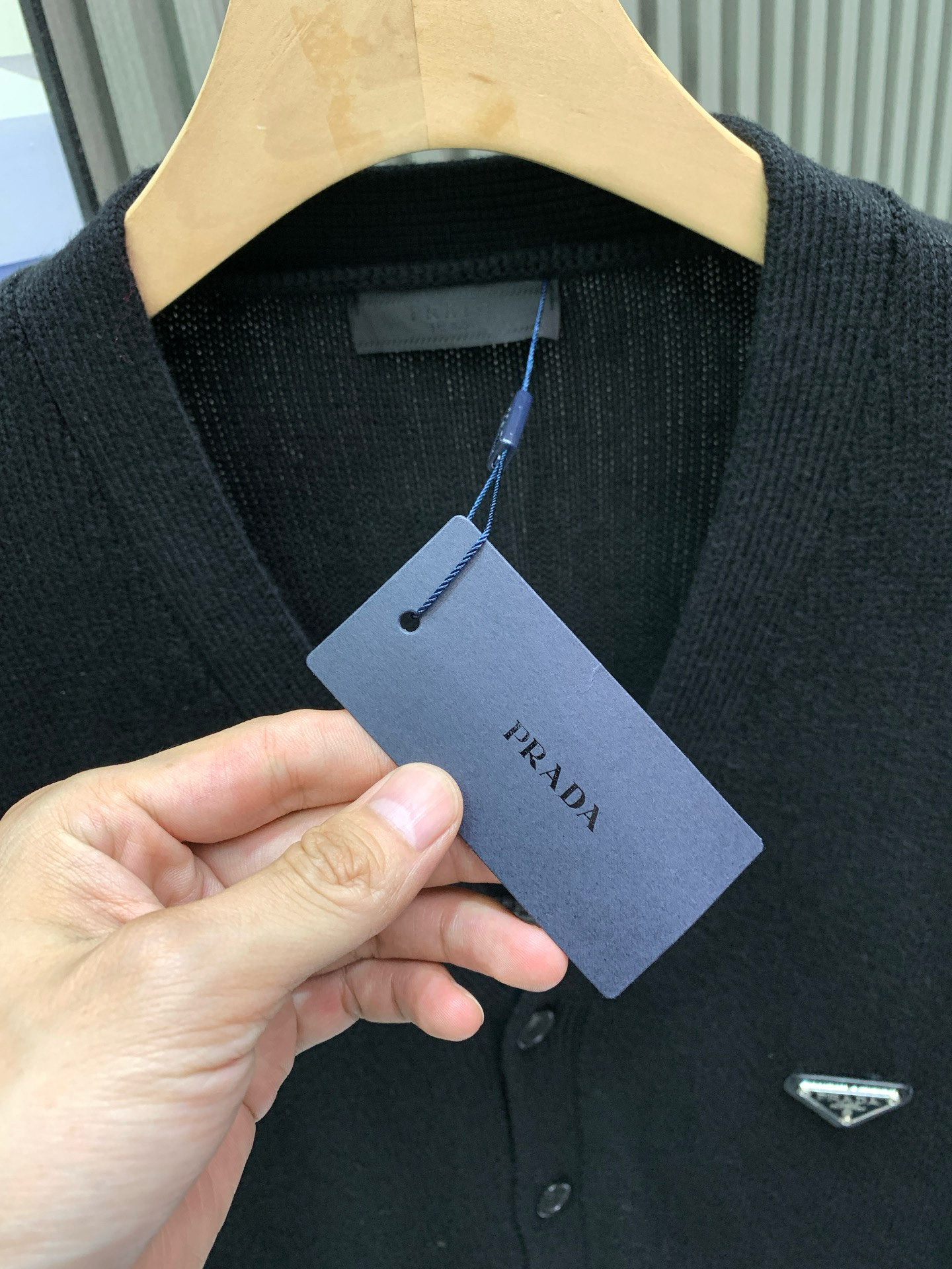 P260


🀄️   PRADA普拉达
V领针织开衫高克重高密度高品质
经典V领开衫重磅推荐的  真的很高级
微宽松修身版型顶级版本  天生的大牌气质
拿到手里就能感受出它的质感
全部对色定染高克重棉纱线  确保无色差
采用四空针织法  紧实又有质感
耐穿不变形不易起球
也具有柔软保暖的舒适感  单穿也不扎
想要层次感里面可以内搭衬衫T恤毛衣都可以