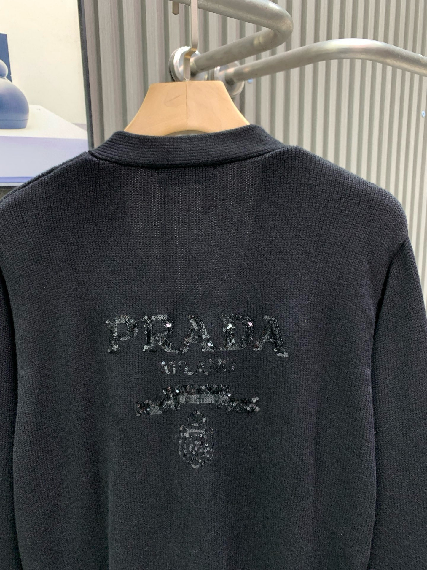 P260


🀄️   PRADA普拉达
V领针织开衫高克重高密度高品质
经典V领开衫重磅推荐的  真的很高级
微宽松修身版型顶级版本  天生的大牌气质
拿到手里就能感受出它的质感
全部对色定染高克重棉纱线  确保无色差
采用四空针织法  紧实又有质感
耐穿不变形不易起球
也具有柔软保暖的舒适感  单穿也不扎
想要层次感里面可以内搭衬衫T恤毛衣都可以