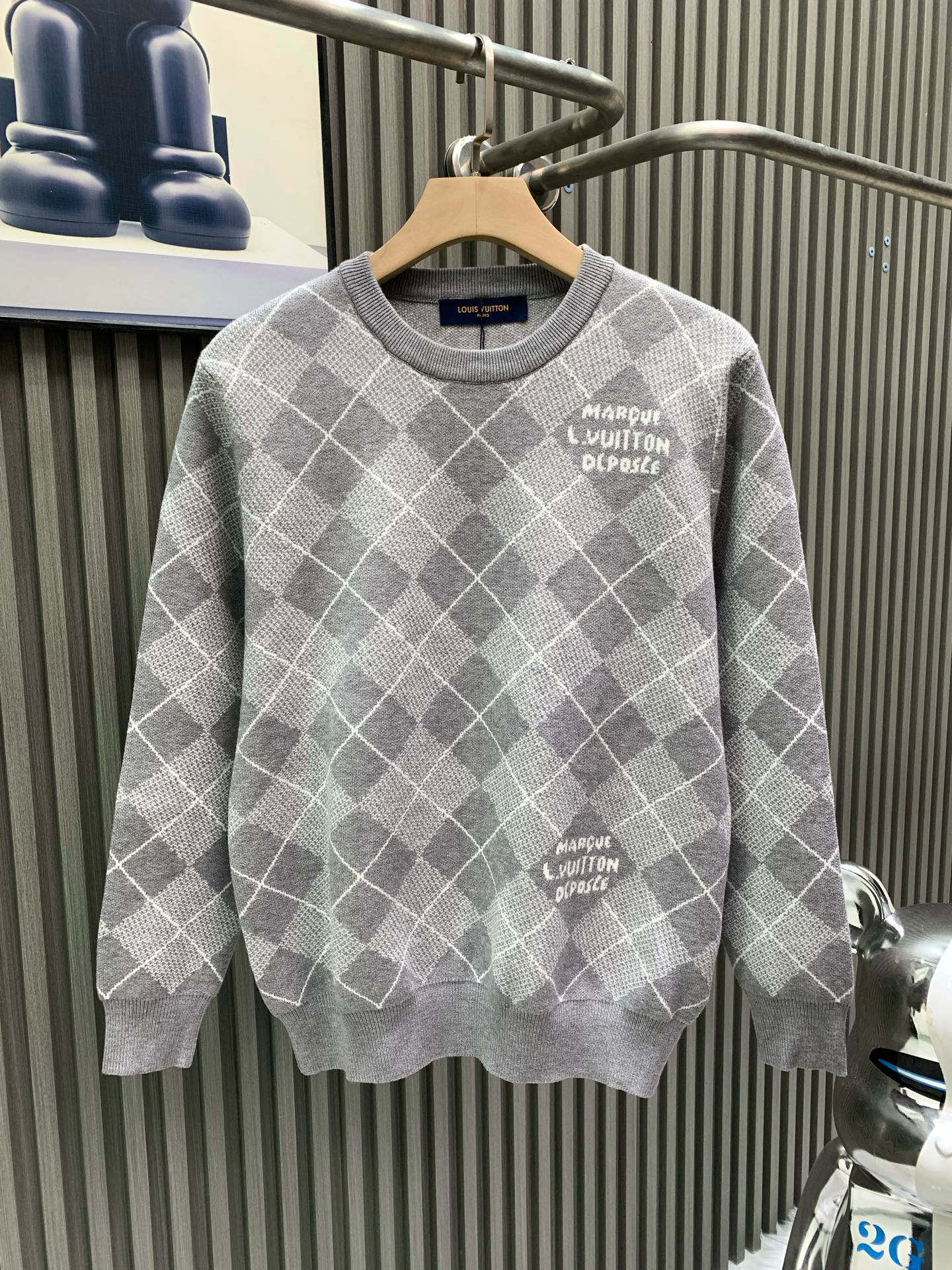 🀄️ Louis Vuitton路易威登 25*1v菱形格纹羊绒毛衣针织衫 25秋冬新品 必入款~ 超爱的学院风菱格纹设计 每一个单品都是今年的爆款 采用羊毛混纺面料 打色定织的色纺纱线 多沙嘴嵌花工艺 用的是日本岛精36把纱嘴嵌花机器 反面线头机器打结 然后手工修剪 永久不会脱线 比背心款多一半的用料 落肩版型设计 增加了不少松弛感 绝对秒杀一切同类型的菱格纹毛衣~