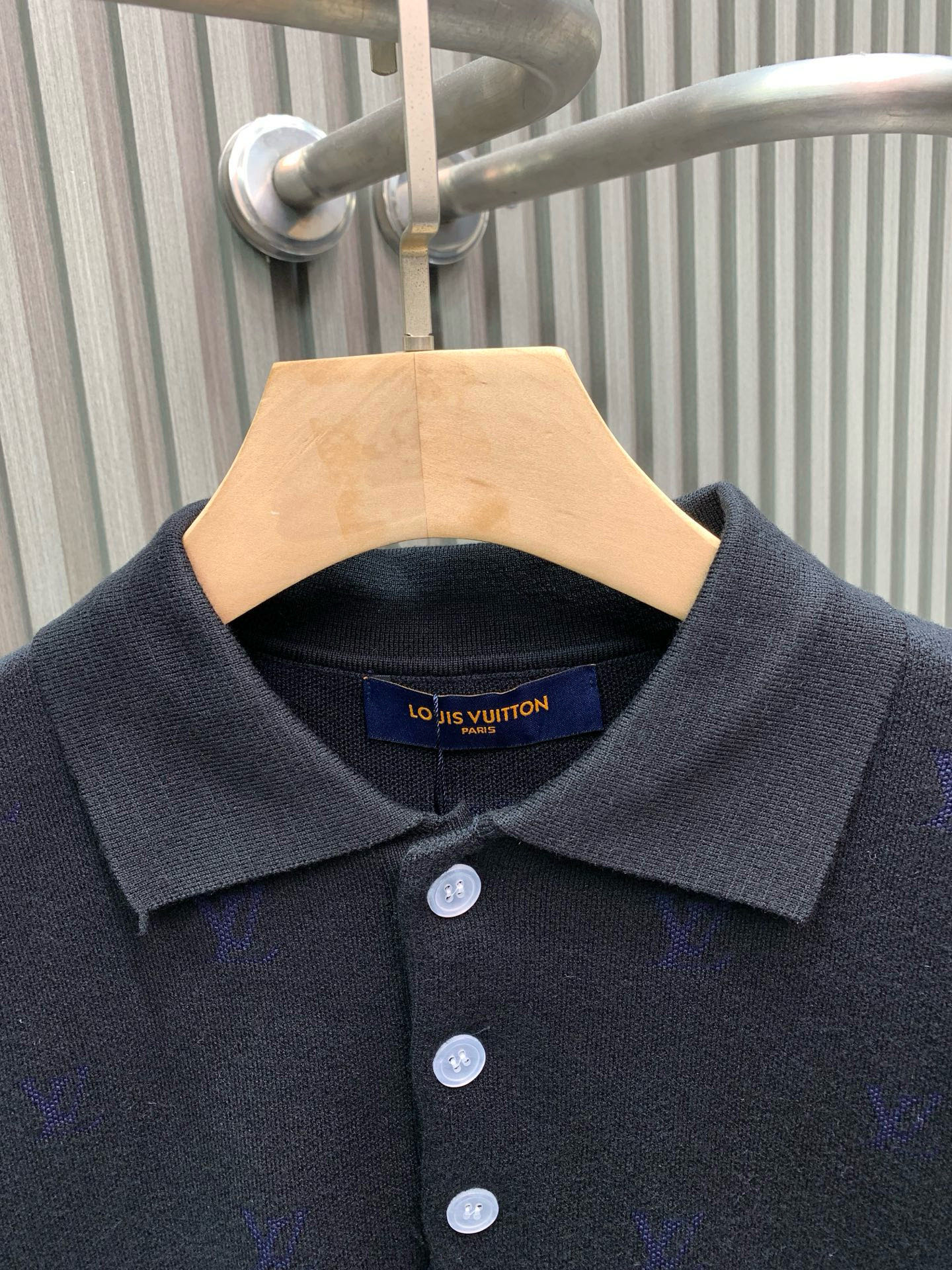 P260

🀄️  Louis Vuitton路易威登
1v25fw Monogram提花 羊毛Polo衫
参照yp进行1:1颜色打色
菲董操刀  灵感来源韩国画家park Seo-BO
颜色最终效果高达98%以上
60%绵羊毛 30%桑蚕丝 10%山羊绒
织机需要进口机32把沙嘴
成本非常贵平时的羊毛衫2倍价格
使用47W一台的德国进口斯托尔14针超细机器进行编织  180分钟才能织出一片织片  20个羊毛混纺
缝合时袖子花型不同要分左右
织机为圆筒提花  日常穿搭  品味十足