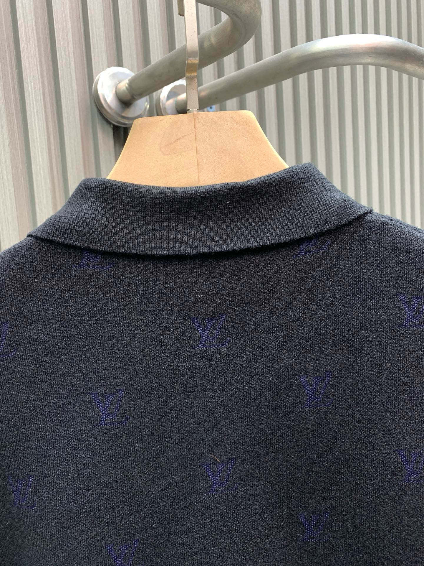 P260

🀄️  Louis Vuitton路易威登
1v25fw Monogram提花 羊毛Polo衫
参照yp进行1:1颜色打色
菲董操刀  灵感来源韩国画家park Seo-BO
颜色最终效果高达98%以上
60%绵羊毛 30%桑蚕丝 10%山羊绒
织机需要进口机32把沙嘴
成本非常贵平时的羊毛衫2倍价格
使用47W一台的德国进口斯托尔14针超细机器进行编织  180分钟才能织出一片织片  20个羊毛混纺
缝合时袖子花型不同要分左右
织机为圆筒提花  日常穿搭  品味十足