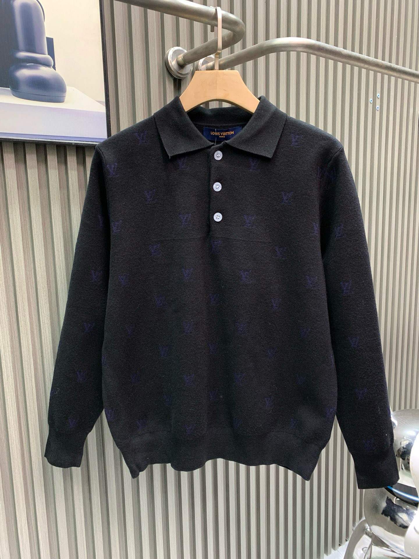 P260

🀄️  Louis Vuitton路易威登
1v25fw Monogram提花 羊毛Polo衫
参照yp进行1:1颜色打色
菲董操刀  灵感来源韩国画家park Seo-BO
颜色最终效果高达98%以上
60%绵羊毛 30%桑蚕丝 10%山羊绒
织机需要进口机32把沙嘴
成本非常贵平时的羊毛衫2倍价格
使用47W一台的德国进口斯托尔14针超细机器进行编织  180分钟才能织出一片织片  20个羊毛混纺
缝合时袖子花型不同要分左右
织机为圆筒提花  日常穿搭  品味十足