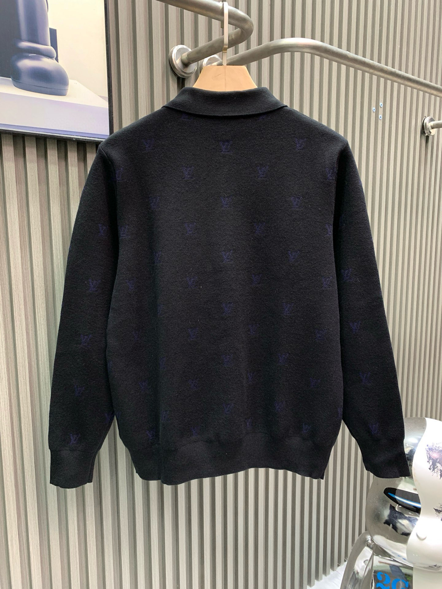 P260

🀄️  Louis Vuitton路易威登
1v25fw Monogram提花 羊毛Polo衫
参照yp进行1:1颜色打色
菲董操刀  灵感来源韩国画家park Seo-BO
颜色最终效果高达98%以上
60%绵羊毛 30%桑蚕丝 10%山羊绒
织机需要进口机32把沙嘴
成本非常贵平时的羊毛衫2倍价格
使用47W一台的德国进口斯托尔14针超细机器进行编织  180分钟才能织出一片织片  20个羊毛混纺
缝合时袖子花型不同要分左右
织机为圆筒提花  日常穿搭  品味十足