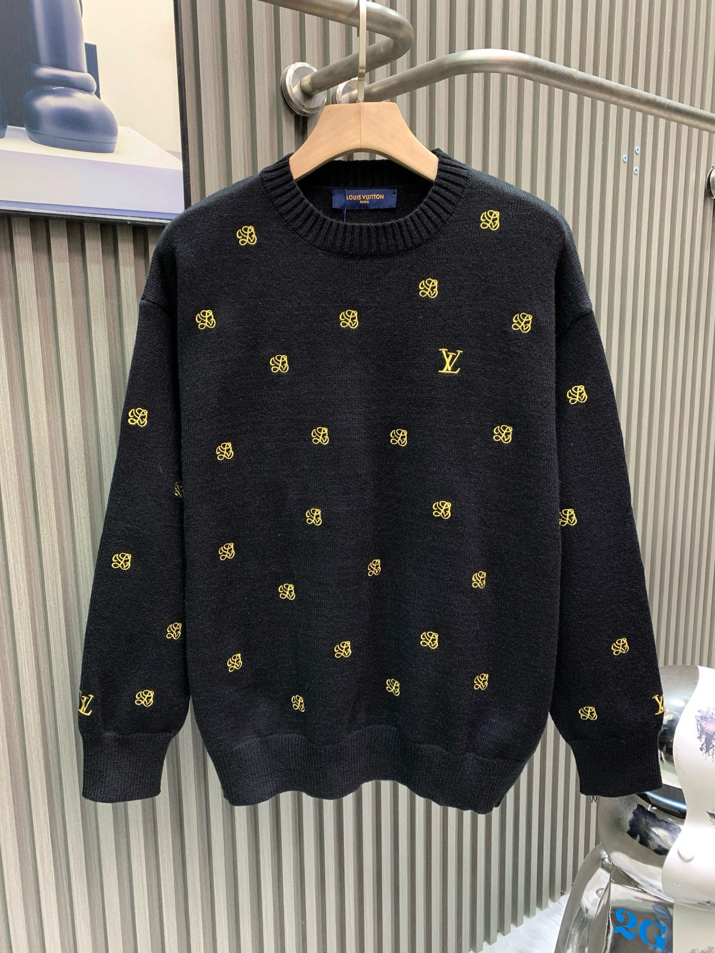 P210 Louis vuitton路易威登 1*v25秋冬新款满花满印刺绣针织套头衫 采用50%羊🐏绒毛料制作而成 因此具有天然的柔软性和舒适性 同时也具有良好的吸湿性和透气性 哑光挨针刺绣满花标识 对版采用撞色哑光绣线材质 最佳还原…
