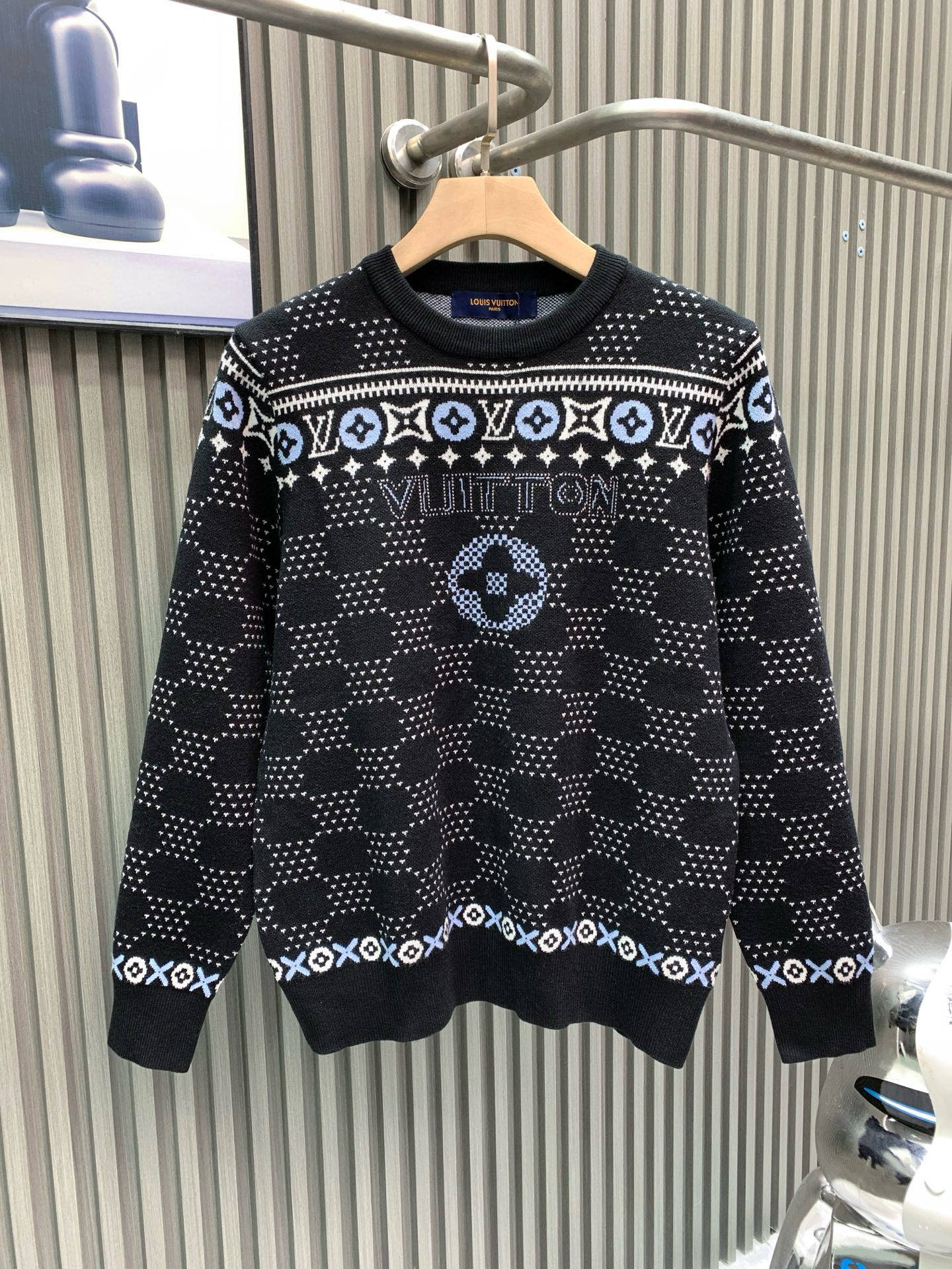 🀄️ Louis Vuitton路易威登 25Fw秋冬新款 满印logo图案圆领毛衣 独家高版出品 让人一见就会爱上的款 满满的路易威登风格 采用定制面料 版型非常优秀 既能拥有街头慵懒的味道 也能很休闲洋气 质感超级赞 宝宝们 必须安排上呀