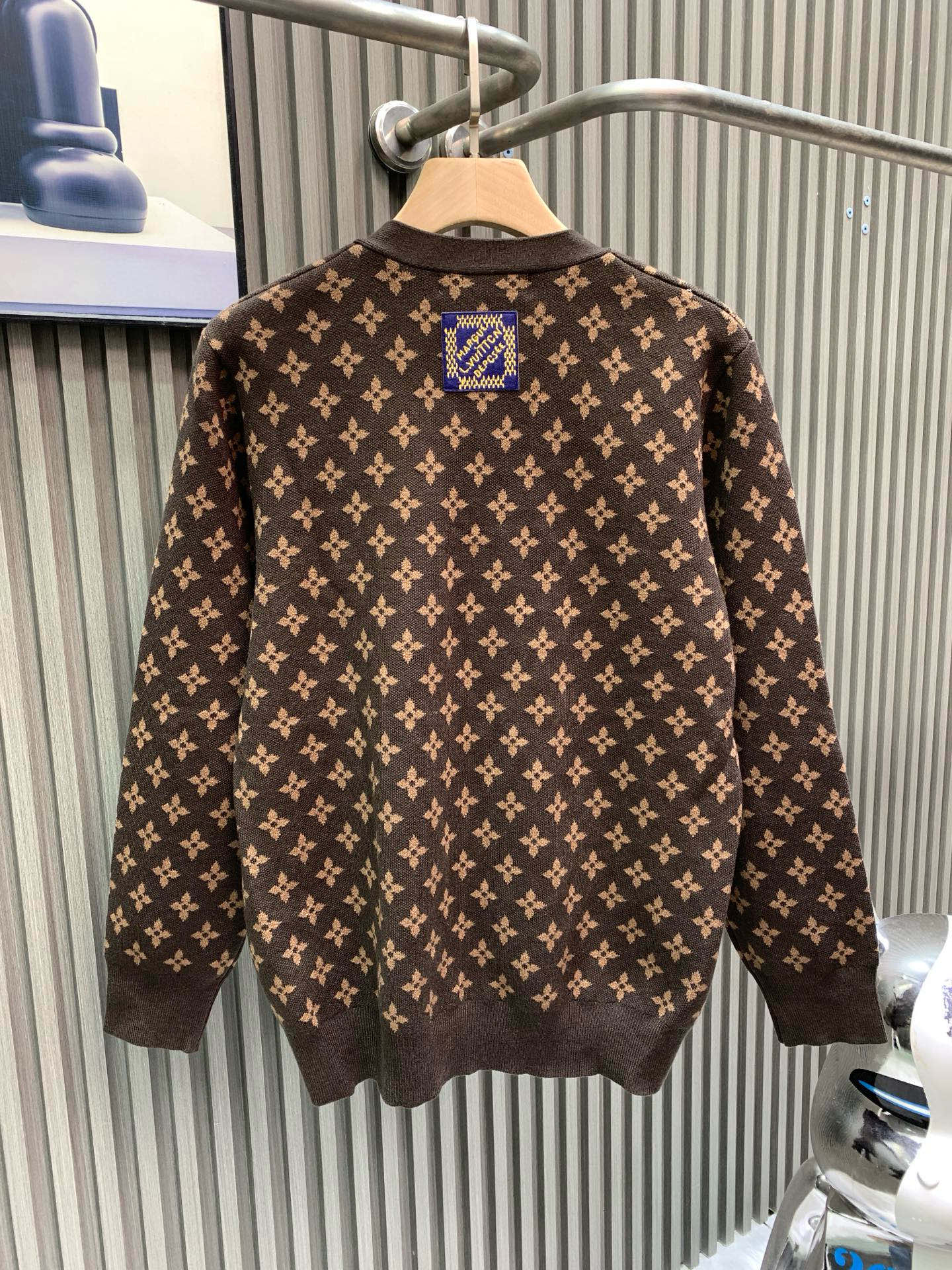 P270


🀄️   Louis  Vuitton路易威登
1V2025FW新款MONOGRAM刺绣老花绵羊毛针织
本款针织衫取材柔软羊毛
以浓郁色彩为寒冷天气增添暖意
全幅MONOGRAM提花与源自23秋冬秀场的刺绣Doodles图案互为映衬
质感细腻柔软 上手很有份量感
很厚实  透气舒适  衣身整体给人干净清爽的感觉
当下季节穿着  真的年轻出众  时尚有活力
棕色男女同款