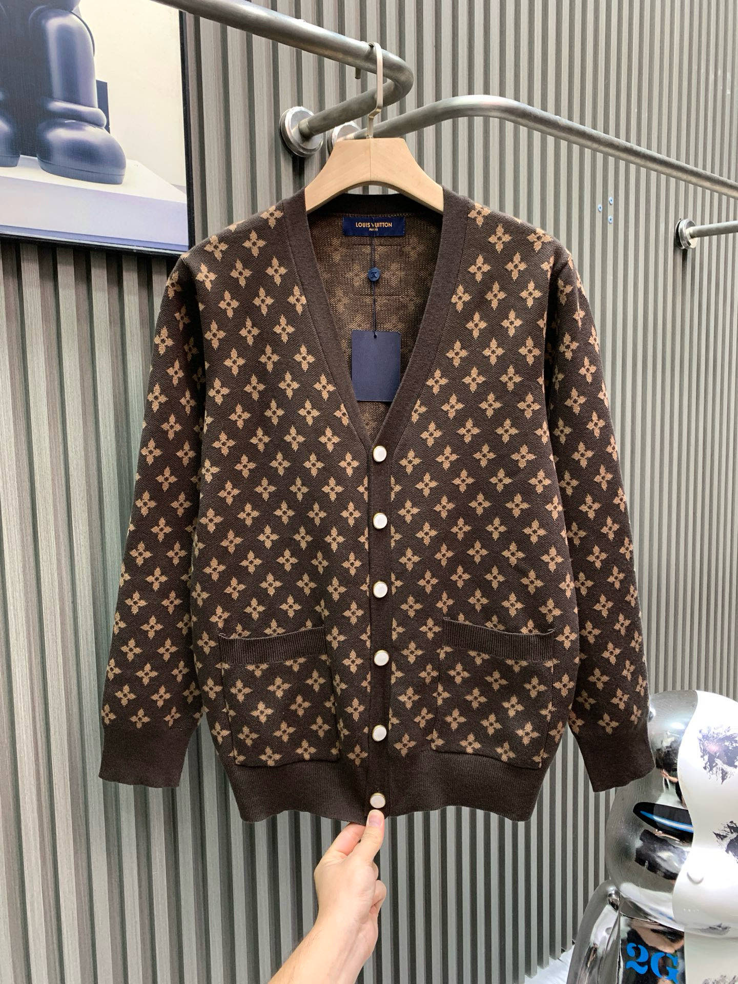 P270


🀄️   Louis  Vuitton路易威登
1V2025FW新款MONOGRAM刺绣老花绵羊毛针织
本款针织衫取材柔软羊毛
以浓郁色彩为寒冷天气增添暖意
全幅MONOGRAM提花与源自23秋冬秀场的刺绣Doodles图案互为映衬
质感细腻柔软 上手很有份量感
很厚实  透气舒适  衣身整体给人干净清爽的感觉
当下季节穿着  真的年轻出众  时尚有活力
棕色男女同款