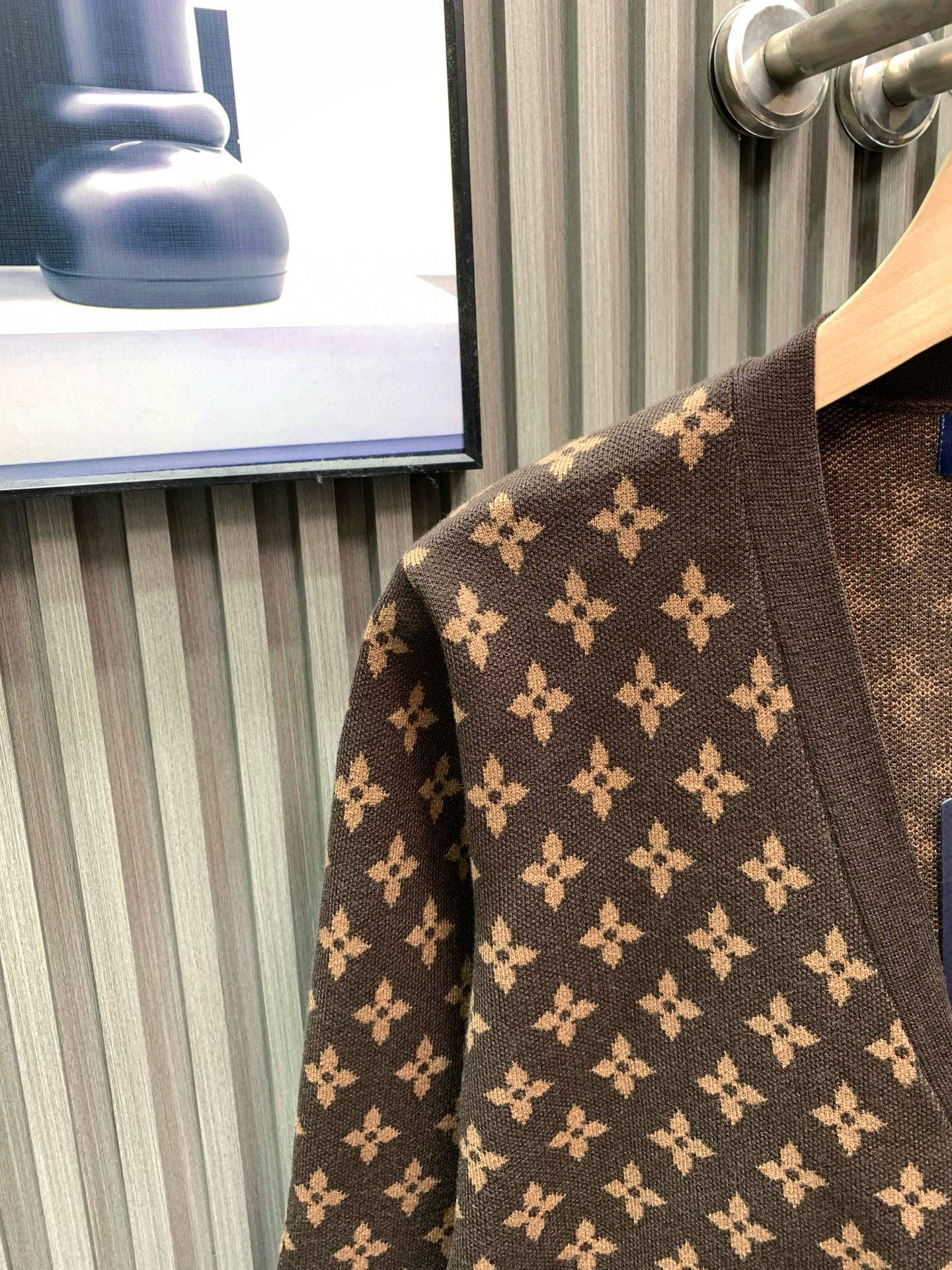 P270


🀄️   Louis  Vuitton路易威登
1V2025FW新款MONOGRAM刺绣老花绵羊毛针织
本款针织衫取材柔软羊毛
以浓郁色彩为寒冷天气增添暖意
全幅MONOGRAM提花与源自23秋冬秀场的刺绣Doodles图案互为映衬
质感细腻柔软 上手很有份量感
很厚实  透气舒适  衣身整体给人干净清爽的感觉
当下季节穿着  真的年轻出众  时尚有活力
棕色男女同款