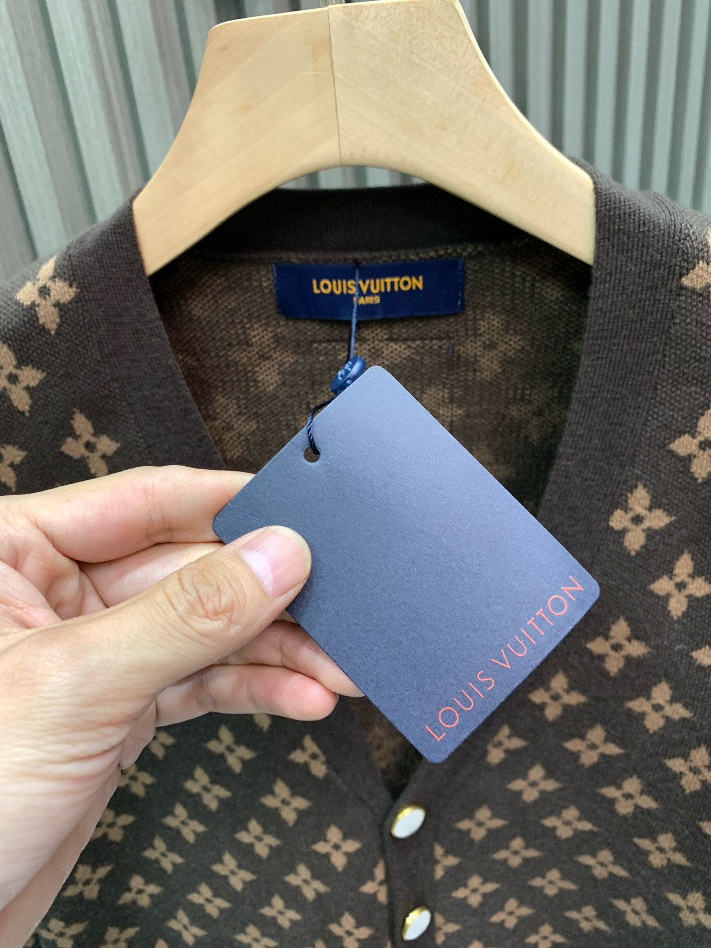 P270


🀄️   Louis  Vuitton路易威登
1V2025FW新款MONOGRAM刺绣老花绵羊毛针织
本款针织衫取材柔软羊毛
以浓郁色彩为寒冷天气增添暖意
全幅MONOGRAM提花与源自23秋冬秀场的刺绣Doodles图案互为映衬
质感细腻柔软 上手很有份量感
很厚实  透气舒适  衣身整体给人干净清爽的感觉
当下季节穿着  真的年轻出众  时尚有活力
棕色男女同款