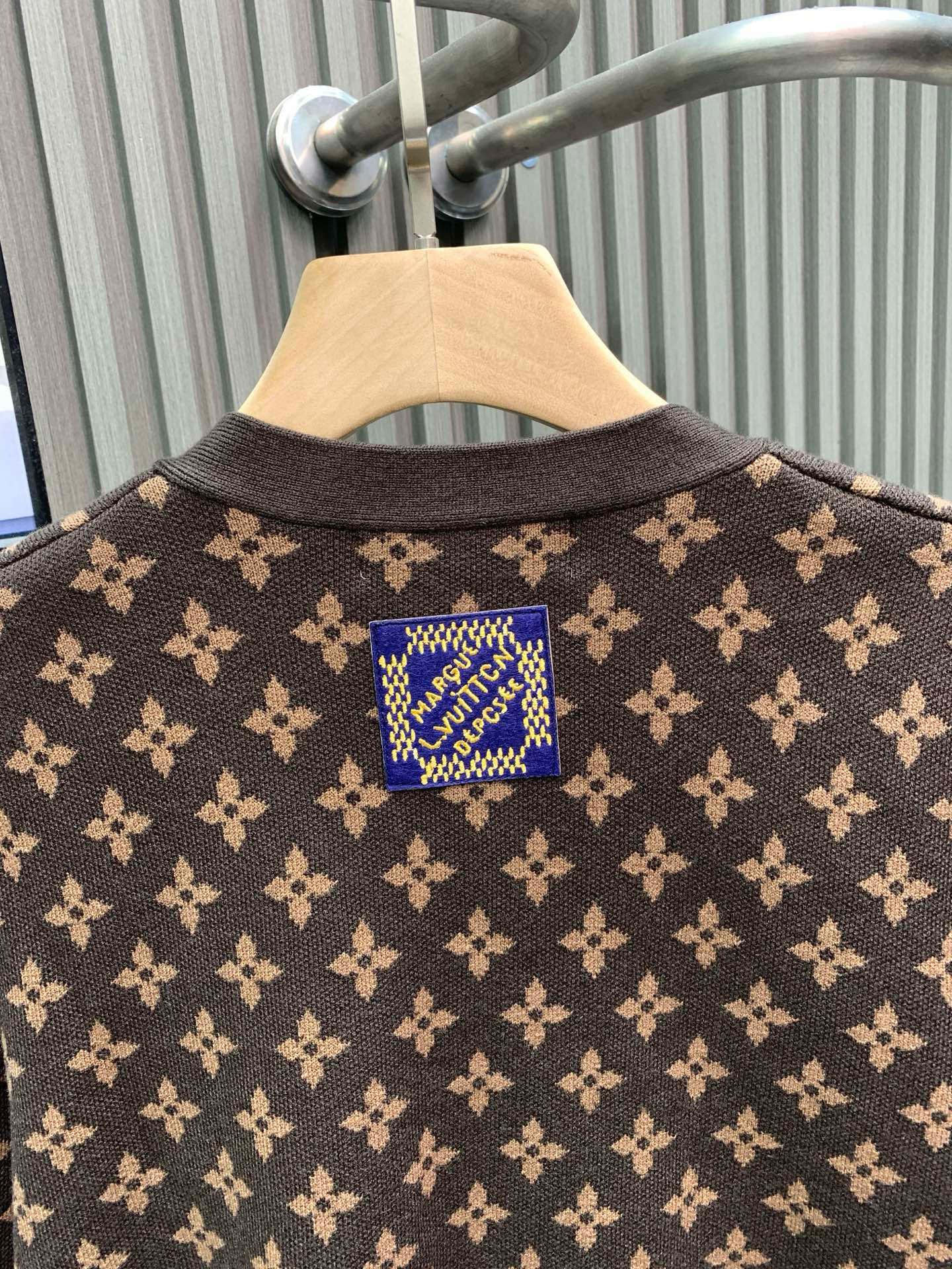 P270


🀄️   Louis  Vuitton路易威登
1V2025FW新款MONOGRAM刺绣老花绵羊毛针织
本款针织衫取材柔软羊毛
以浓郁色彩为寒冷天气增添暖意
全幅MONOGRAM提花与源自23秋冬秀场的刺绣Doodles图案互为映衬
质感细腻柔软 上手很有份量感
很厚实  透气舒适  衣身整体给人干净清爽的感觉
当下季节穿着  真的年轻出众  时尚有活力
棕色男女同款