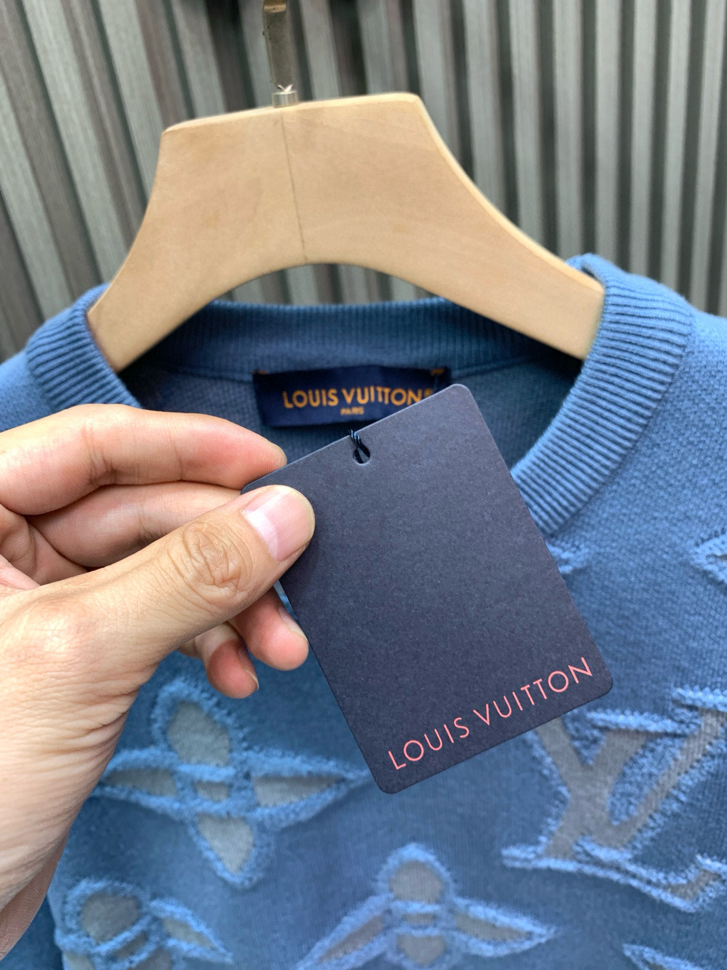 P250


🀄️   Louis Vuitton路易威登
驴牌25秋冬最新款提花针织套头毛衣  独家呈现
超级流畅线条感极符合美学基调的一款毛衣
最基础的款式以极简低调的奢华风格
在时尚界越简单的单品  越极易彰显出高级时髦感
极具减龄时髦款式  必入单品
极符合驴家美学基调的一款毛衣
经典标签化的提花元素
以色织工艺形态交织勾勒而成
完美融入到面料当中  浑然一体
且与外面的色调形成反差  视觉相当雅致时髦
高贵而优雅  细品韵味十足
从主体面料到细节工艺无一不彰显时装的匠心所在
将时装的精髓阐释到极致  保暖性兼具
适合于秋冬  适合当下的季节气候
质感绵密轻盈  弹力与垂坠感十足  触感软糯
亲肤保暖  带来最极致舒适的穿着享受
全幅品牌图案设计提花设计完全根据原版度量定制
进口毛料质感非常舒适  细腻手感
纱线触感偏软糯风格  亲肤轻柔
满身logo提花设计  使得款式个性又时尚
无性别男女同款  面料蓬松柔软  慵懒感满分
很实穿  毛衣足够宽松穿上显瘦显高
是衣柜里每年都耐穿耐看的款  浅蓝色