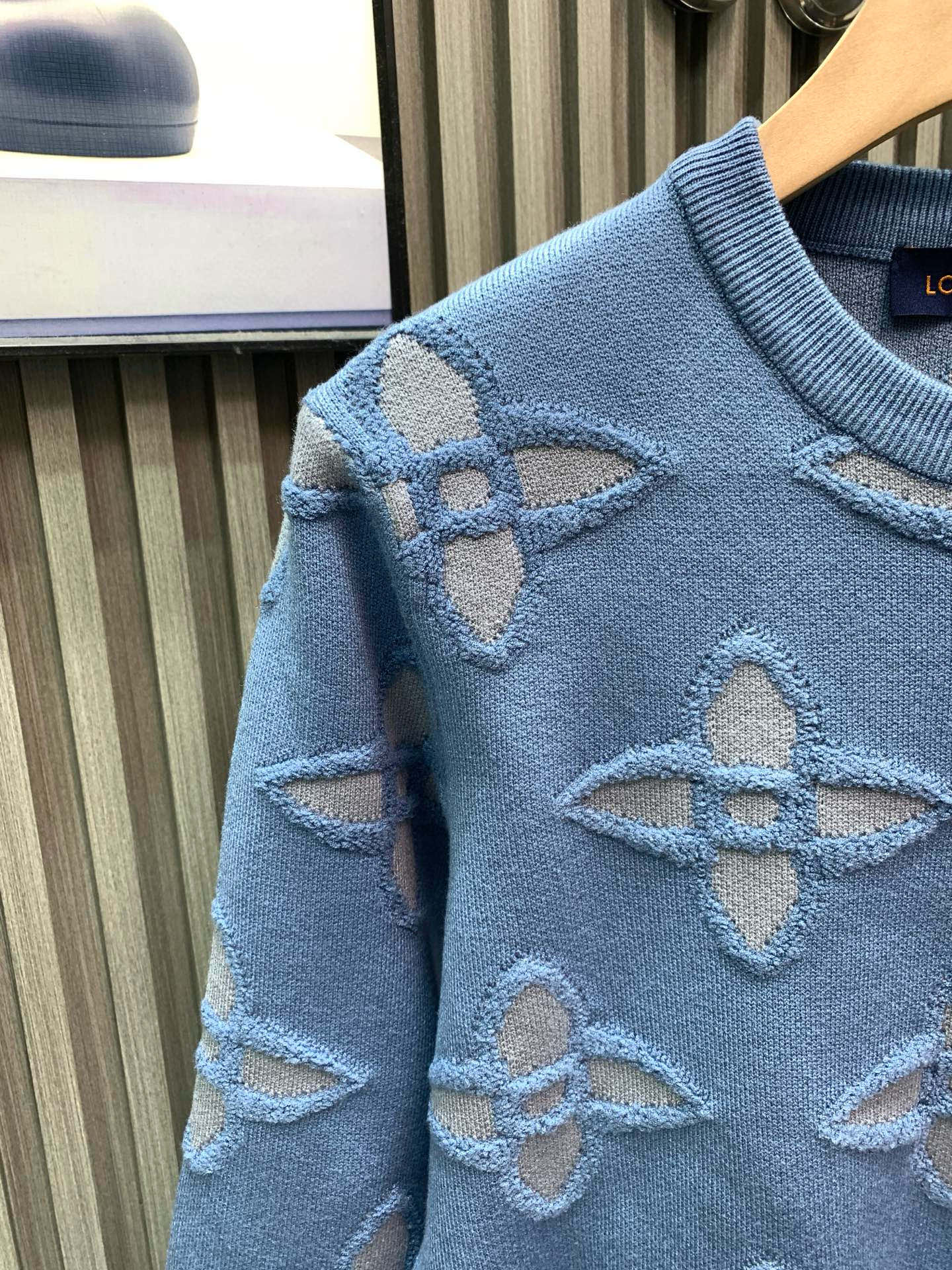 P250


🀄️   Louis Vuitton路易威登
驴牌25秋冬最新款提花针织套头毛衣  独家呈现
超级流畅线条感极符合美学基调的一款毛衣
最基础的款式以极简低调的奢华风格
在时尚界越简单的单品  越极易彰显出高级时髦感
极具减龄时髦款式  必入单品
极符合驴家美学基调的一款毛衣
经典标签化的提花元素
以色织工艺形态交织勾勒而成
完美融入到面料当中  浑然一体
且与外面的色调形成反差  视觉相当雅致时髦
高贵而优雅  细品韵味十足
从主体面料到细节工艺无一不彰显时装的匠心所在
将时装的精髓阐释到极致  保暖性兼具
适合于秋冬  适合当下的季节气候
质感绵密轻盈  弹力与垂坠感十足  触感软糯
亲肤保暖  带来最极致舒适的穿着享受
全幅品牌图案设计提花设计完全根据原版度量定制
进口毛料质感非常舒适  细腻手感
纱线触感偏软糯风格  亲肤轻柔
满身logo提花设计  使得款式个性又时尚
无性别男女同款  面料蓬松柔软  慵懒感满分
很实穿  毛衣足够宽松穿上显瘦显高
是衣柜里每年都耐穿耐看的款  浅蓝色