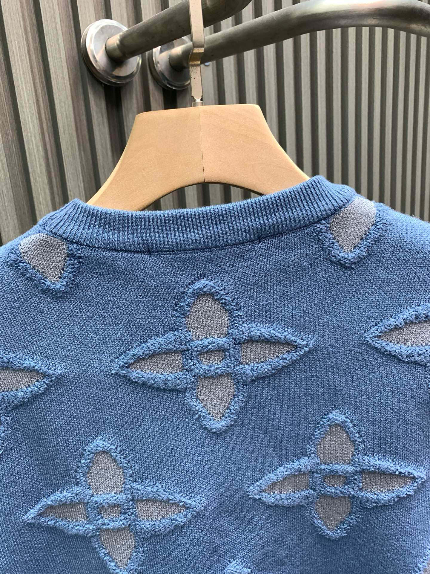 P250


🀄️   Louis Vuitton路易威登
驴牌25秋冬最新款提花针织套头毛衣  独家呈现
超级流畅线条感极符合美学基调的一款毛衣
最基础的款式以极简低调的奢华风格
在时尚界越简单的单品  越极易彰显出高级时髦感
极具减龄时髦款式  必入单品
极符合驴家美学基调的一款毛衣
经典标签化的提花元素
以色织工艺形态交织勾勒而成
完美融入到面料当中  浑然一体
且与外面的色调形成反差  视觉相当雅致时髦
高贵而优雅  细品韵味十足
从主体面料到细节工艺无一不彰显时装的匠心所在
将时装的精髓阐释到极致  保暖性兼具
适合于秋冬  适合当下的季节气候
质感绵密轻盈  弹力与垂坠感十足  触感软糯
亲肤保暖  带来最极致舒适的穿着享受
全幅品牌图案设计提花设计完全根据原版度量定制
进口毛料质感非常舒适  细腻手感
纱线触感偏软糯风格  亲肤轻柔
满身logo提花设计  使得款式个性又时尚
无性别男女同款  面料蓬松柔软  慵懒感满分
很实穿  毛衣足够宽松穿上显瘦显高
是衣柜里每年都耐穿耐看的款  浅蓝色