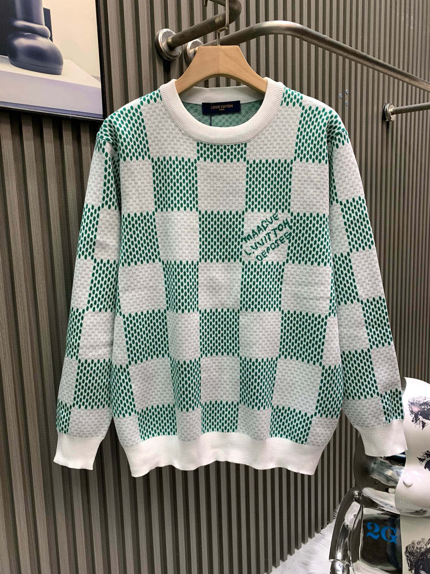 P150 Louis Vuitton路易威登 LV路易威*25SS 绿棋盘格圆领长袖毛衣 原11,340购入 菲董联名系列 采用14s细针织片 德国进口挂毛机织片而成 织线原衣对色 环保固色定染 引进定制全棉纱线 纱线经丝光工艺处理 提花…