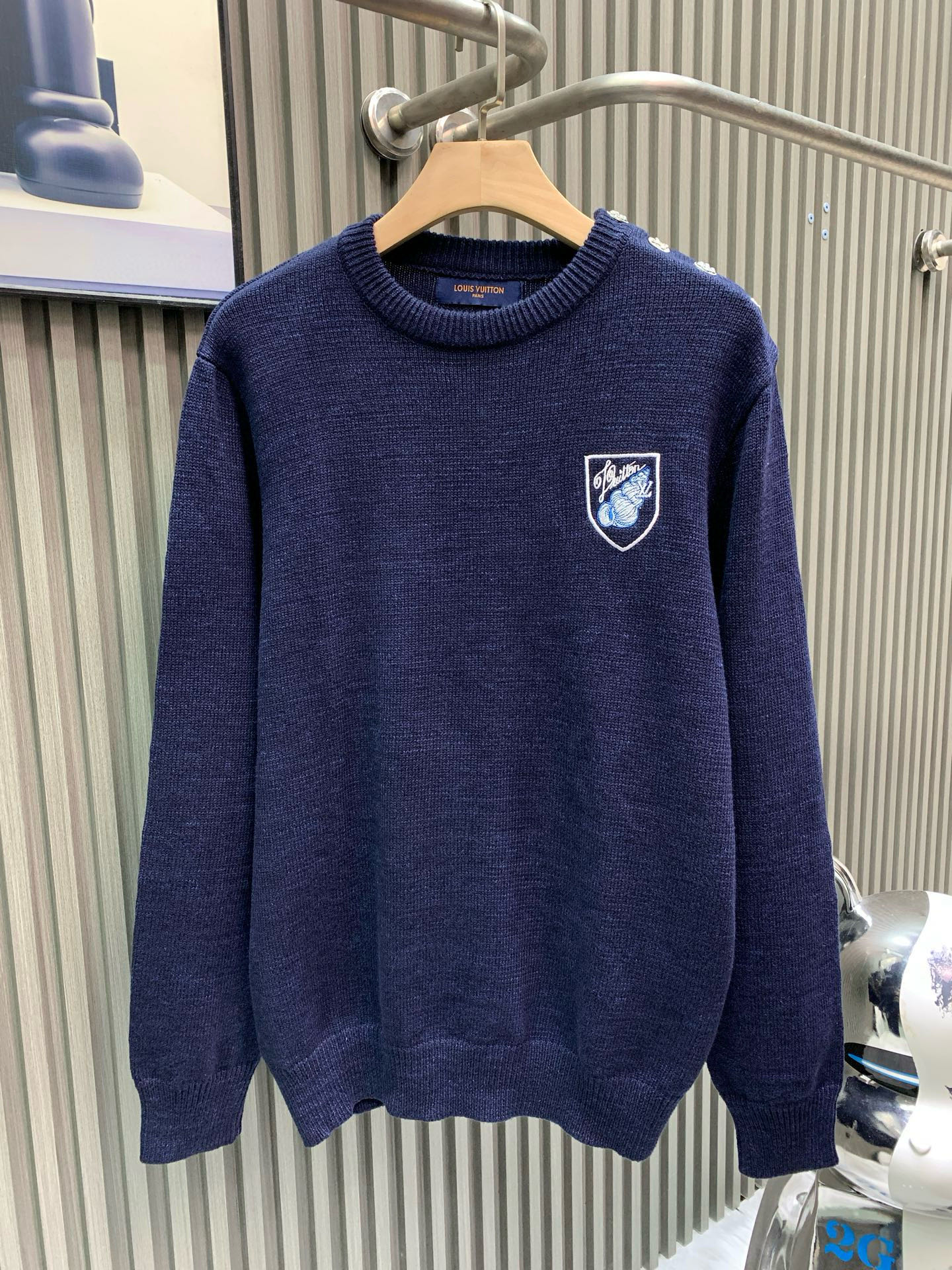 🀄️ Louis Vuitton路易威登 25SS Lou*s Vuitt*n 新款海螺刺绣Logo花卉纽扣圆领长袖毛衣 100%纯棉藏青色配色 男女同款全码现货供应 工艺说明:采用烧毛丝光长绒棉 定染纱线颜色相似度高达95%以上进行纺纱 采用100%顶级长绒棉 全精梳紧赛加烧毛丝光工艺 更抗皱不起球 纹理清晰 夏天久穿不粘 吸汗效果特别好 大身采用采用7针电脑横机进行织片 绣花采用水溶布进行绣制行数高达3000行 还原YB品质 藏蓝深色穿搭高级显瘦 尽显休闲慵懒风格 定制面辅料