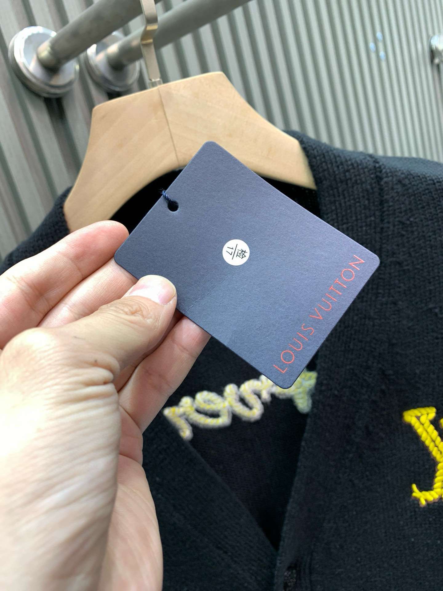 P270


🀄️   Louis Vuitton路易威登
1*v25秋冬新款胸口字母大logo针织外套
纱线为32支双股纱线  由30%羊毛与70%棉组成
既有羊毛的保暖度  又有棉的舒适度
颜色必须定染  历经五次调色为活性黑
面料为进口5针斯托尔嵌花机制作
这个还是得进口机做  效果更好
螺纹效果为2×1螺纹材质
内有加丝处理  水洗不易变形
刺绣线为定染的羊毛线  由高密田岛机刺绣
刺绣顺序是从外到内一层一层往里面绣 
大小顺序方向完全是跟zp一致
爱心反面线头全部手工打结  纽扣为真牛角扣制作
牛角纹理为天然存在  随机呈现
已多次用到我们的服饰当中  字母logo为激光雕刻 
也是测试多次之后与zp一致
纽扣为手工缝订  方向相同