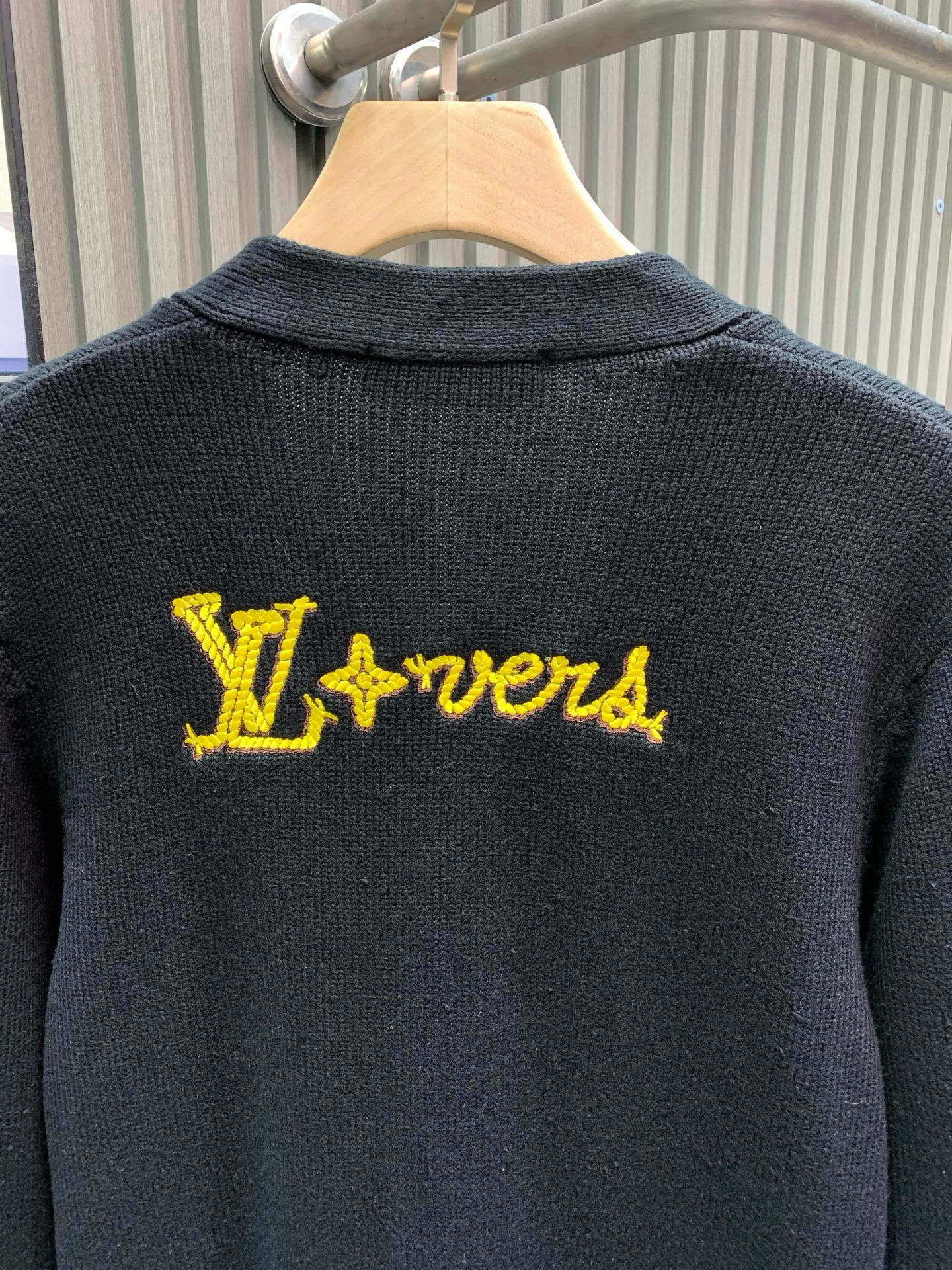 P270


🀄️   Louis Vuitton路易威登
1*v25秋冬新款胸口字母大logo针织外套
纱线为32支双股纱线  由30%羊毛与70%棉组成
既有羊毛的保暖度  又有棉的舒适度
颜色必须定染  历经五次调色为活性黑
面料为进口5针斯托尔嵌花机制作
这个还是得进口机做  效果更好
螺纹效果为2×1螺纹材质
内有加丝处理  水洗不易变形
刺绣线为定染的羊毛线  由高密田岛机刺绣
刺绣顺序是从外到内一层一层往里面绣 
大小顺序方向完全是跟zp一致
爱心反面线头全部手工打结  纽扣为真牛角扣制作
牛角纹理为天然存在  随机呈现
已多次用到我们的服饰当中  字母logo为激光雕刻 
也是测试多次之后与zp一致
纽扣为手工缝订  方向相同