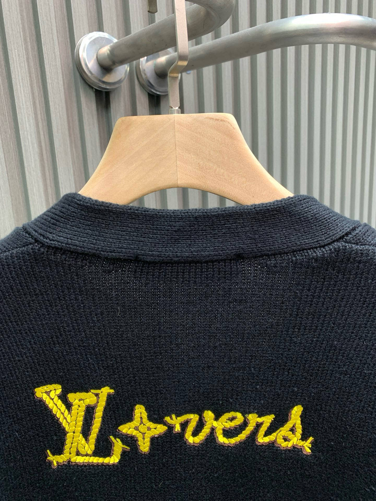 P270


🀄️   Louis Vuitton路易威登
1*v25秋冬新款胸口字母大logo针织外套
纱线为32支双股纱线  由30%羊毛与70%棉组成
既有羊毛的保暖度  又有棉的舒适度
颜色必须定染  历经五次调色为活性黑
面料为进口5针斯托尔嵌花机制作
这个还是得进口机做  效果更好
螺纹效果为2×1螺纹材质
内有加丝处理  水洗不易变形
刺绣线为定染的羊毛线  由高密田岛机刺绣
刺绣顺序是从外到内一层一层往里面绣 
大小顺序方向完全是跟zp一致
爱心反面线头全部手工打结  纽扣为真牛角扣制作
牛角纹理为天然存在  随机呈现
已多次用到我们的服饰当中  字母logo为激光雕刻 
也是测试多次之后与zp一致
纽扣为手工缝订  方向相同