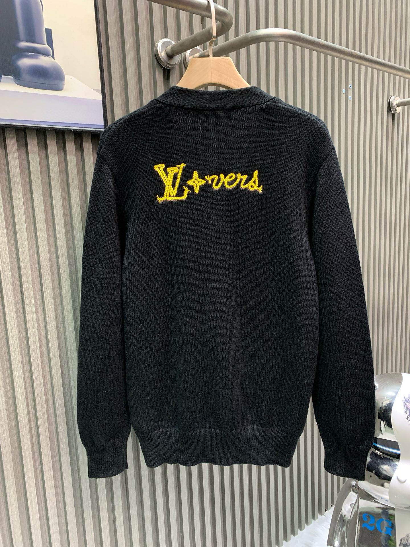 P270


🀄️   Louis Vuitton路易威登
1*v25秋冬新款胸口字母大logo针织外套
纱线为32支双股纱线  由30%羊毛与70%棉组成
既有羊毛的保暖度  又有棉的舒适度
颜色必须定染  历经五次调色为活性黑
面料为进口5针斯托尔嵌花机制作
这个还是得进口机做  效果更好
螺纹效果为2×1螺纹材质
内有加丝处理  水洗不易变形
刺绣线为定染的羊毛线  由高密田岛机刺绣
刺绣顺序是从外到内一层一层往里面绣 
大小顺序方向完全是跟zp一致
爱心反面线头全部手工打结  纽扣为真牛角扣制作
牛角纹理为天然存在  随机呈现
已多次用到我们的服饰当中  字母logo为激光雕刻 
也是测试多次之后与zp一致
纽扣为手工缝订  方向相同